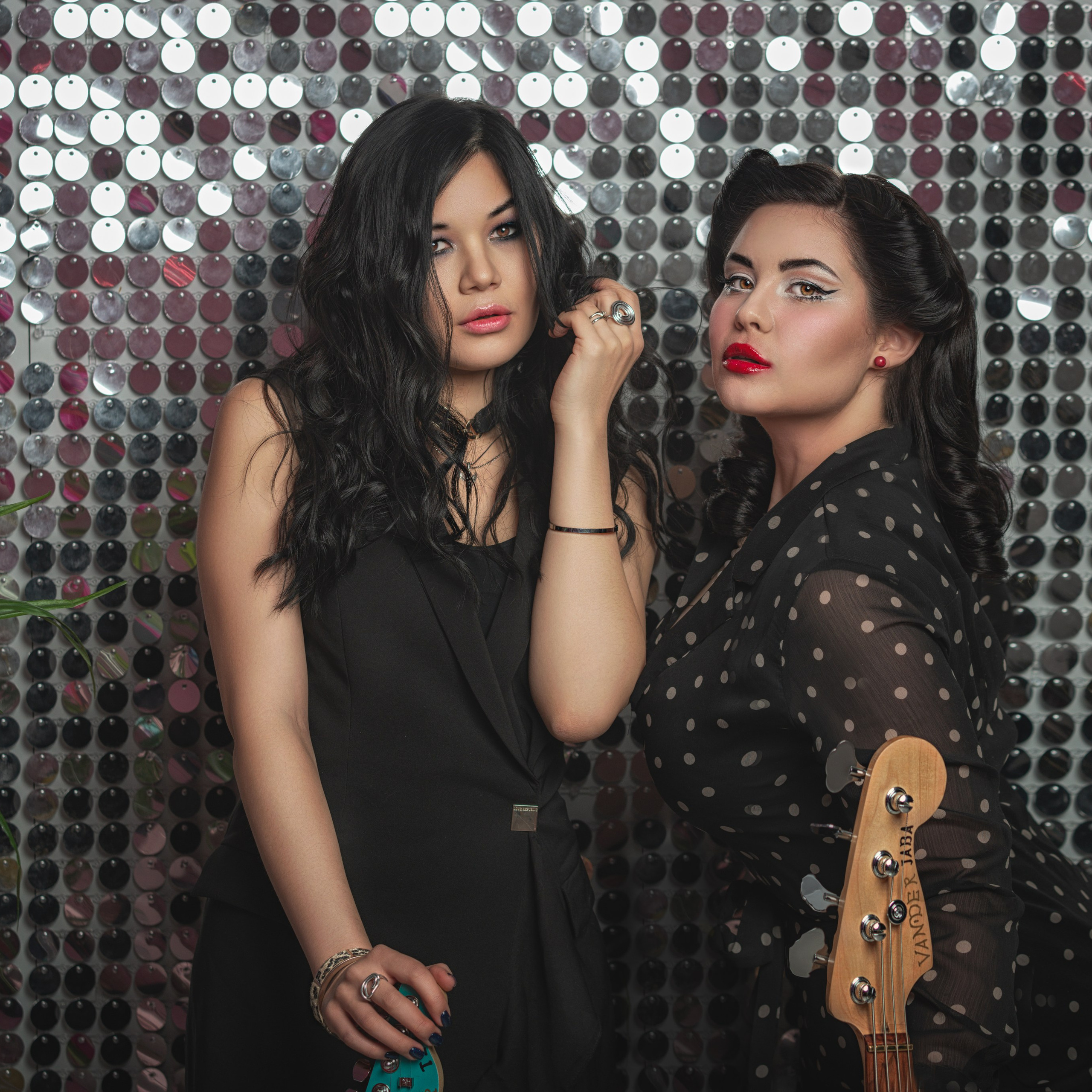 две классные цыпы