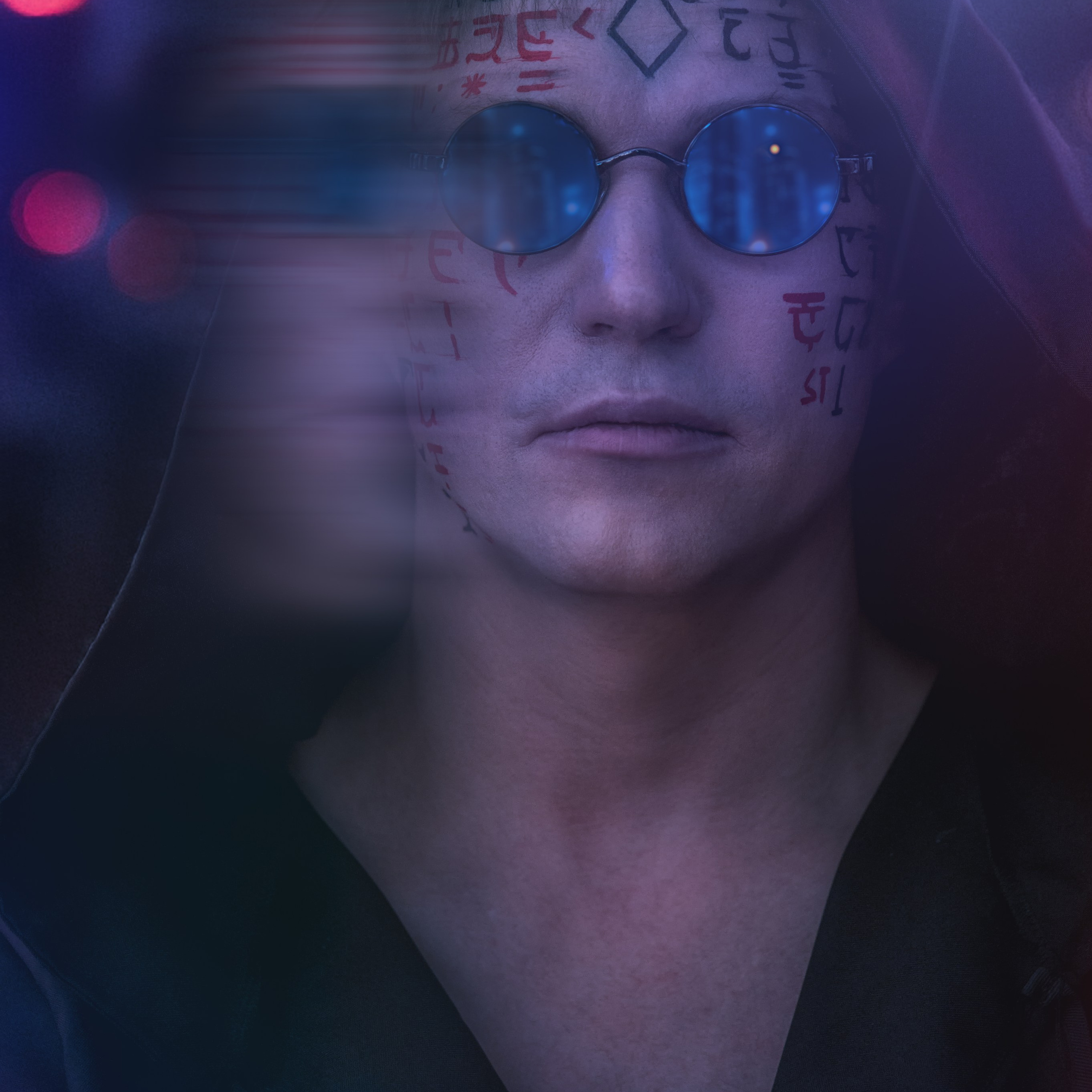 человек в стиле киберпанк. Его лицо украшено яркими неоновыми рисунками, напоминающими символы и коды, что создаёт атмосферу футуристического мира. На нём круглые зеркальные очки, которые отражают огни города, добавляя глубину и загадочность образу. Тёмный капюшон и ночная обстановка с яркими световыми акцентами усиливают эффект погружения в мир высоких технологий и неоновых огней.Заголовок: «Киберпанк-портрет: отражение будущего»Ключевые слова: киберпанк, неоновые рисунки, зеркальные очки, ночная съёмка, футуристический стиль, фотограф Сафронов Иван, Москва.