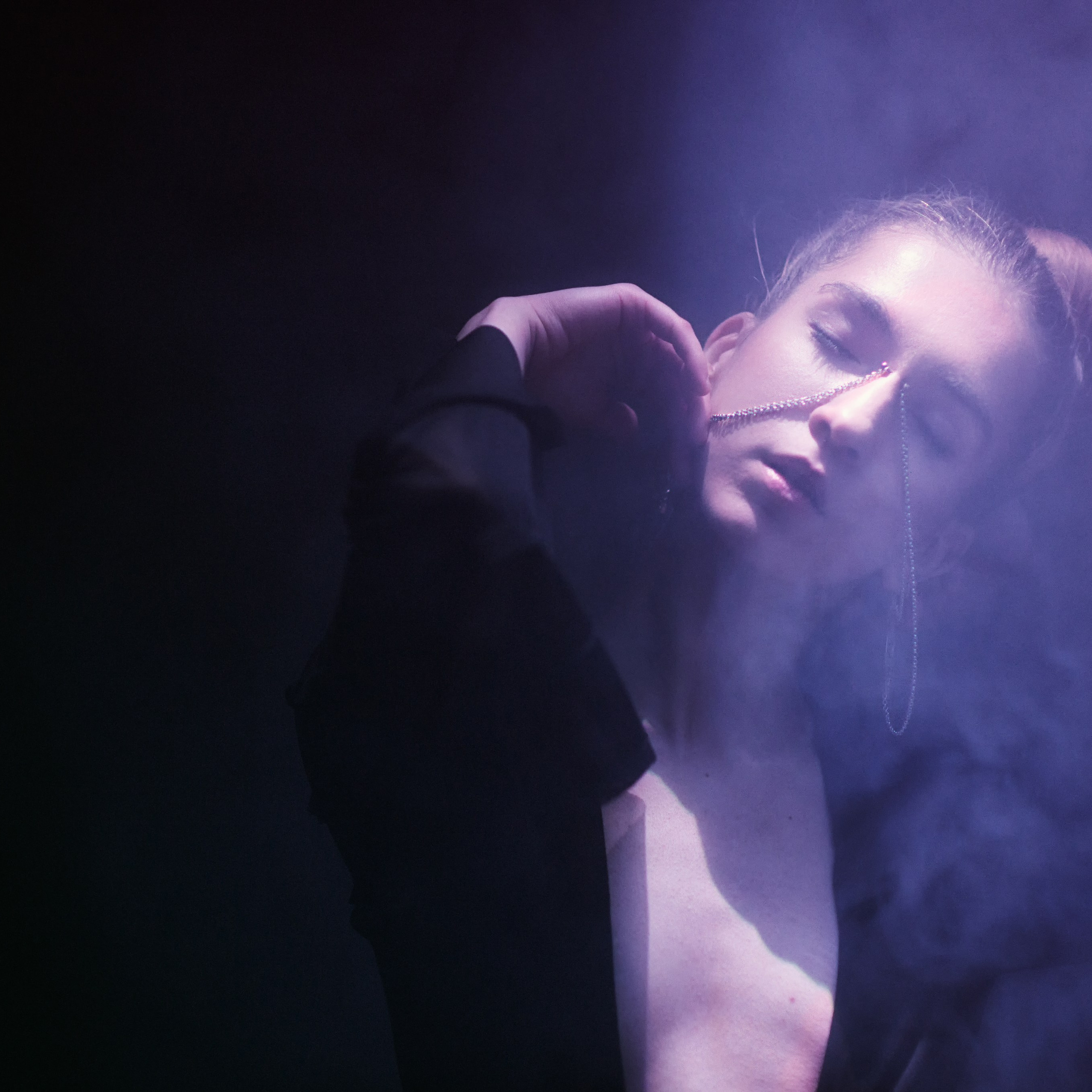 красивая девушка в дыму