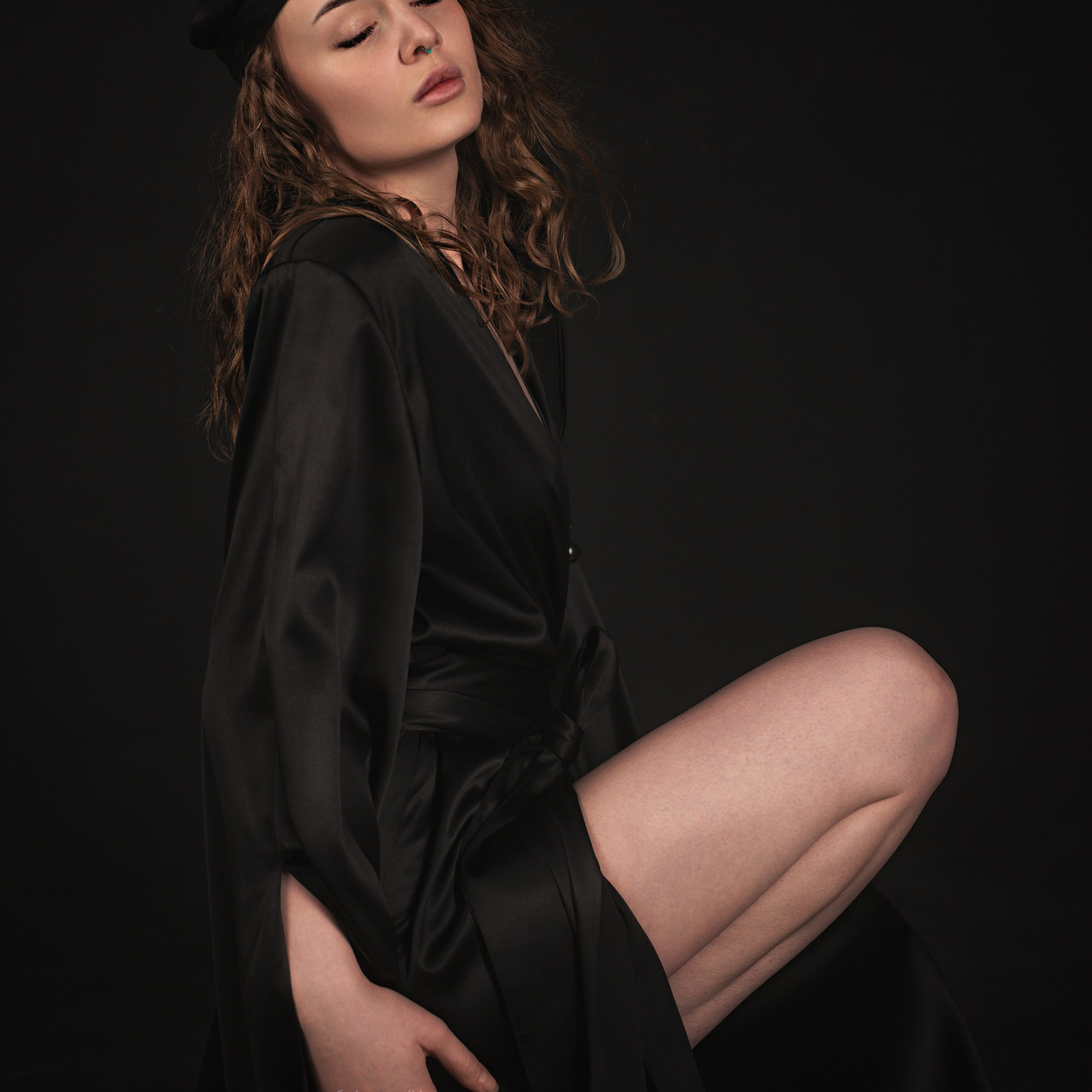 Девушка присела и мечтает