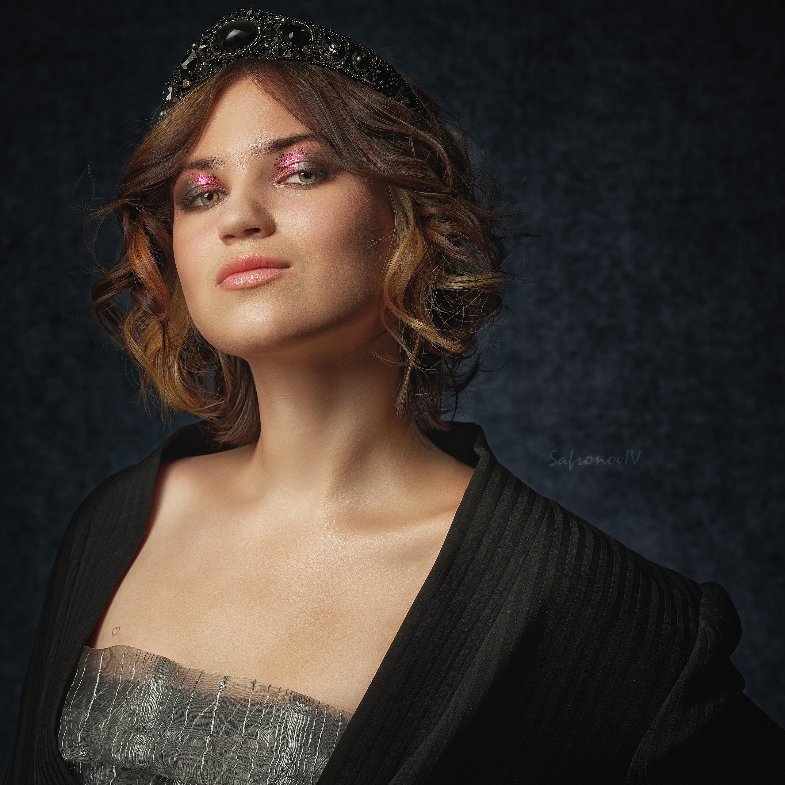 Девушка в пиджаке и диадеме