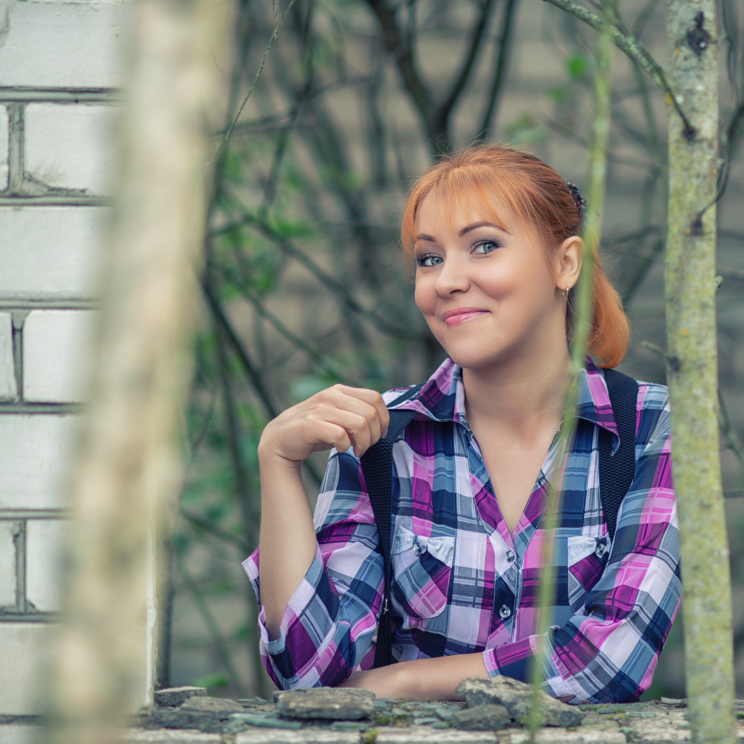 Девушка в деревенской рубашке