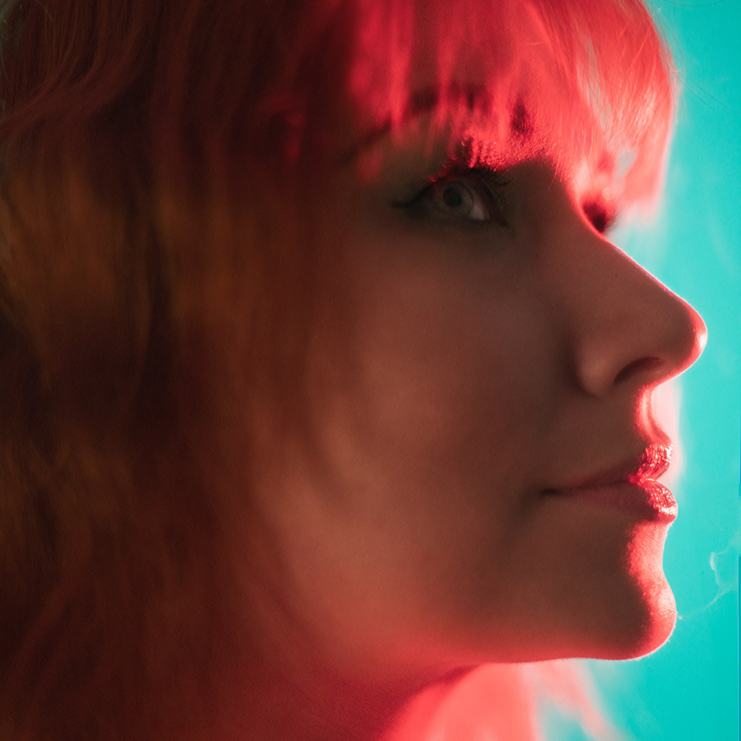 Лицо девушки с красной подсветкой