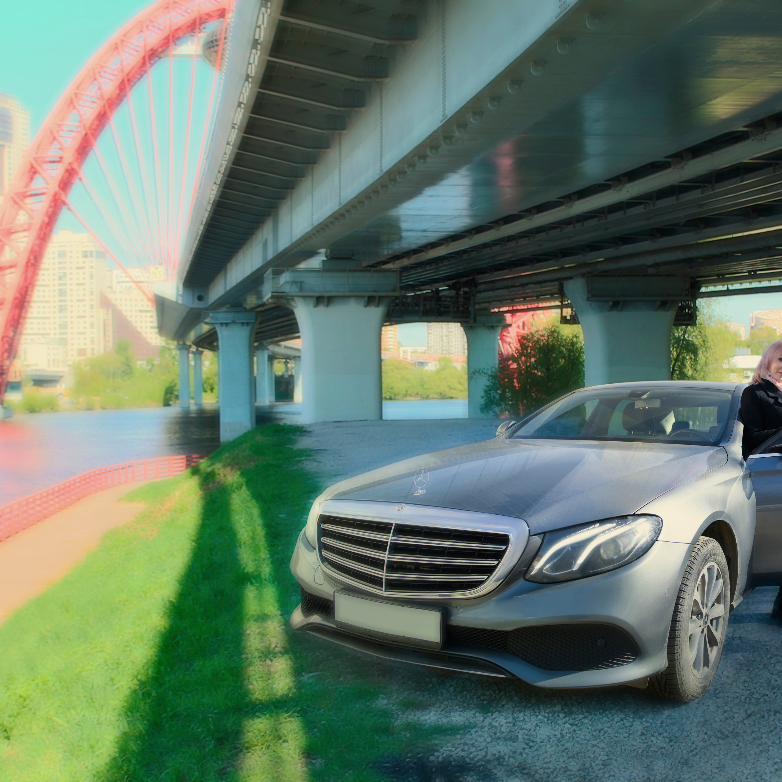 девушка возле машины. Mercedes под мостом