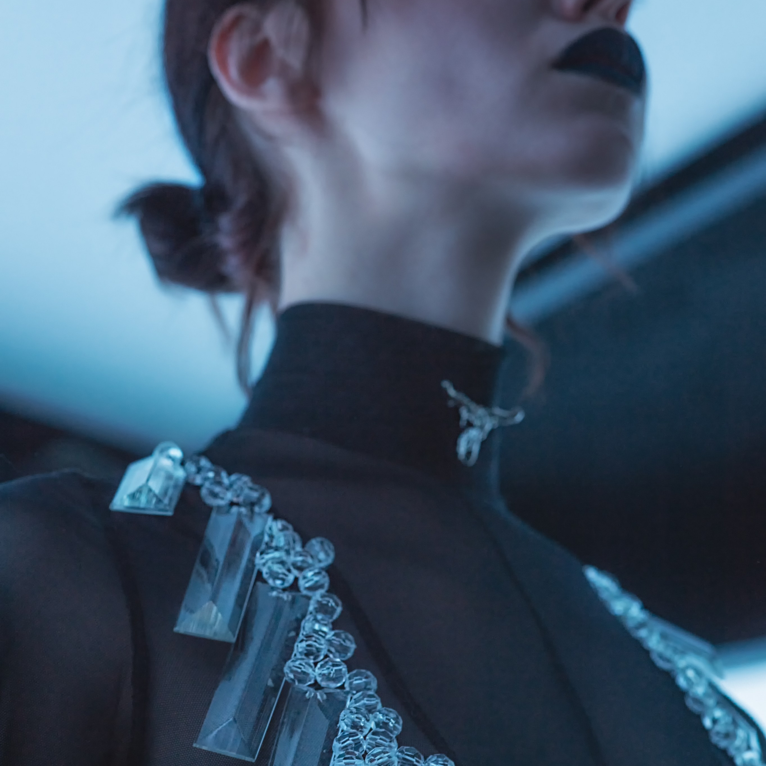 Девушка в очень холодных тонах с хрусталем на груди