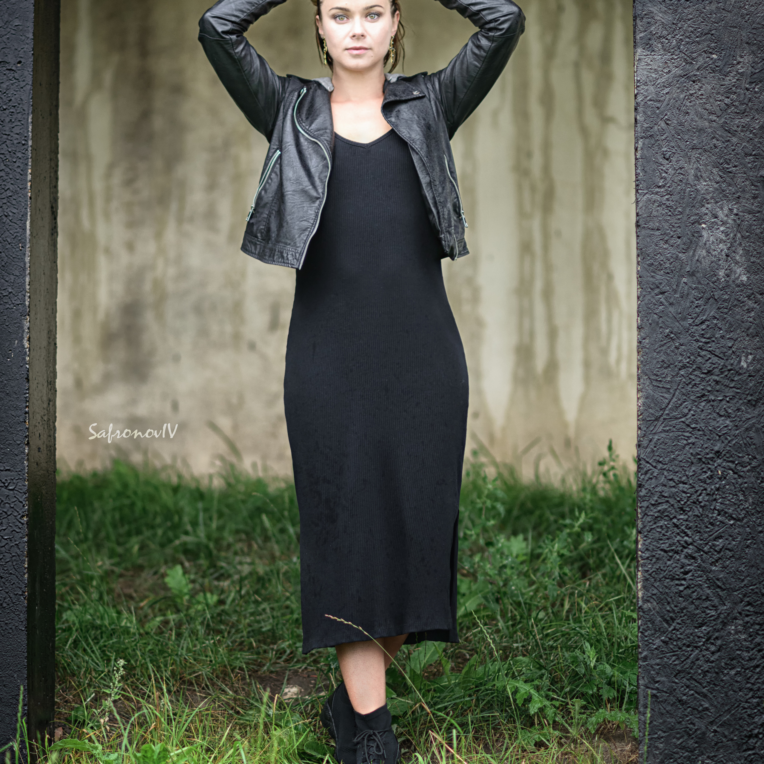 Девушка в черной косухе