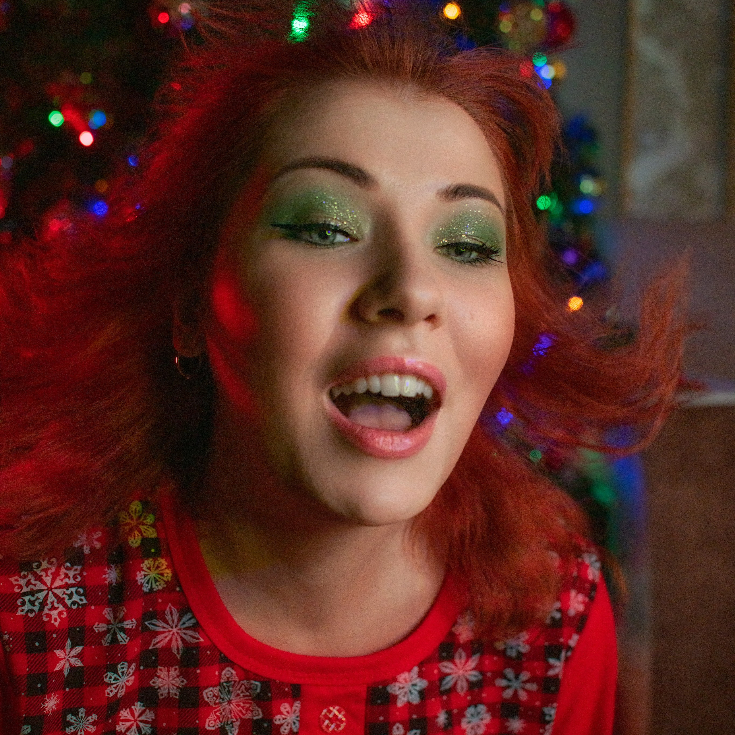 Безумная радость девушки от Нового Года