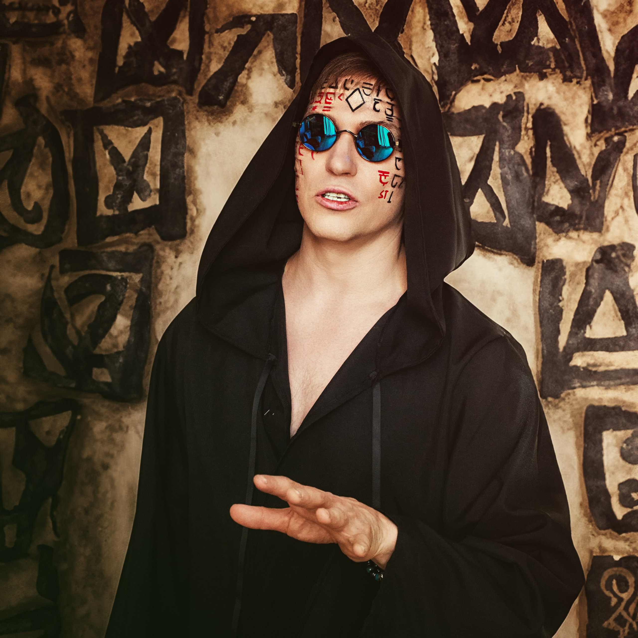 Мужчина в черной робе призывает к спокойствию