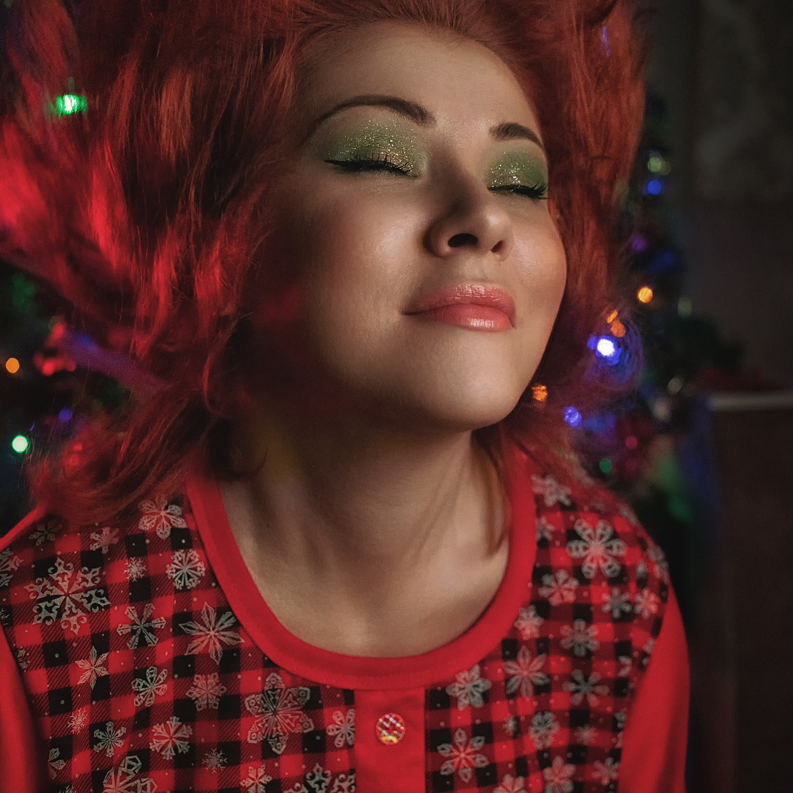 Рыжая девушка в красной пижаме, волосы вверх