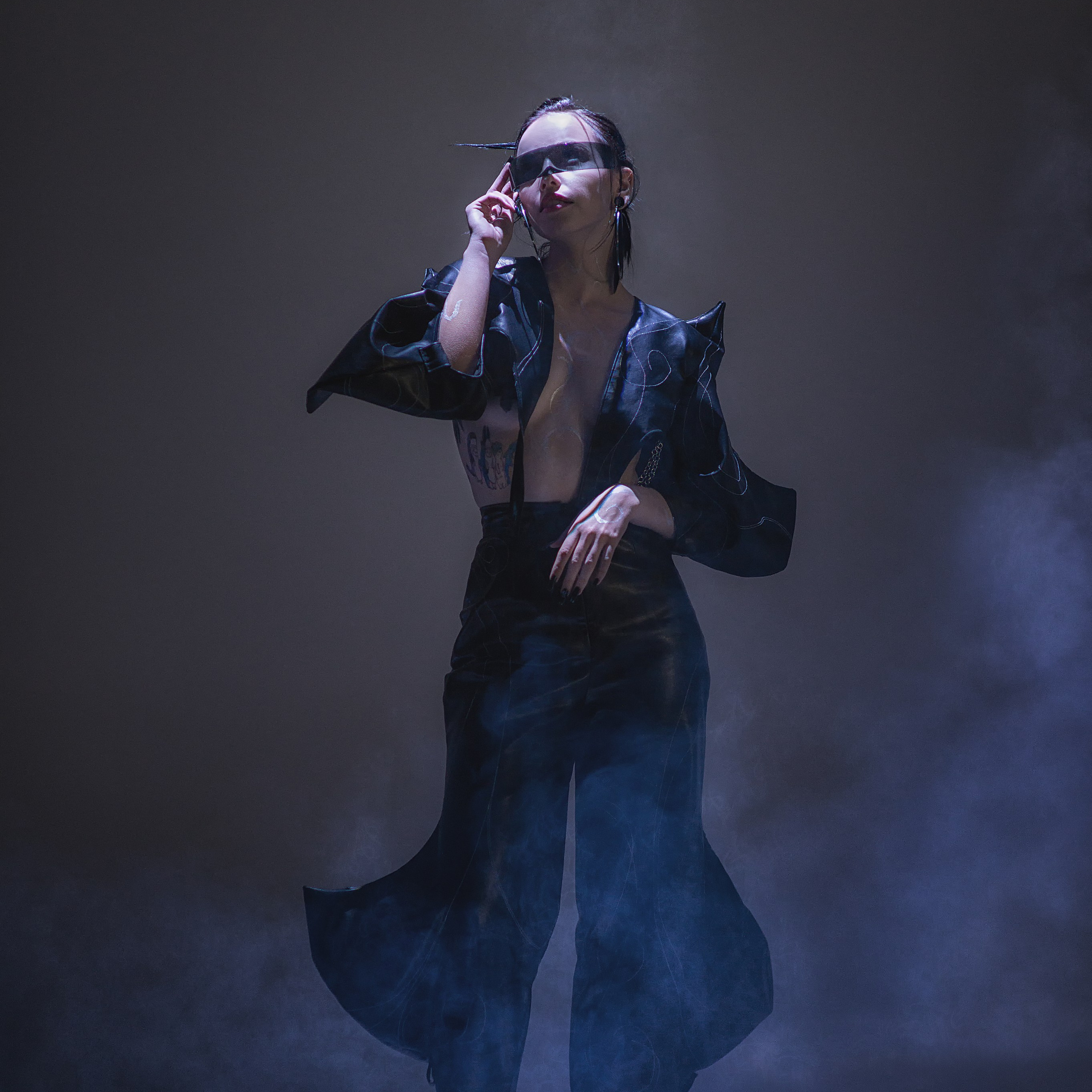 Девушка в кожаной одежде