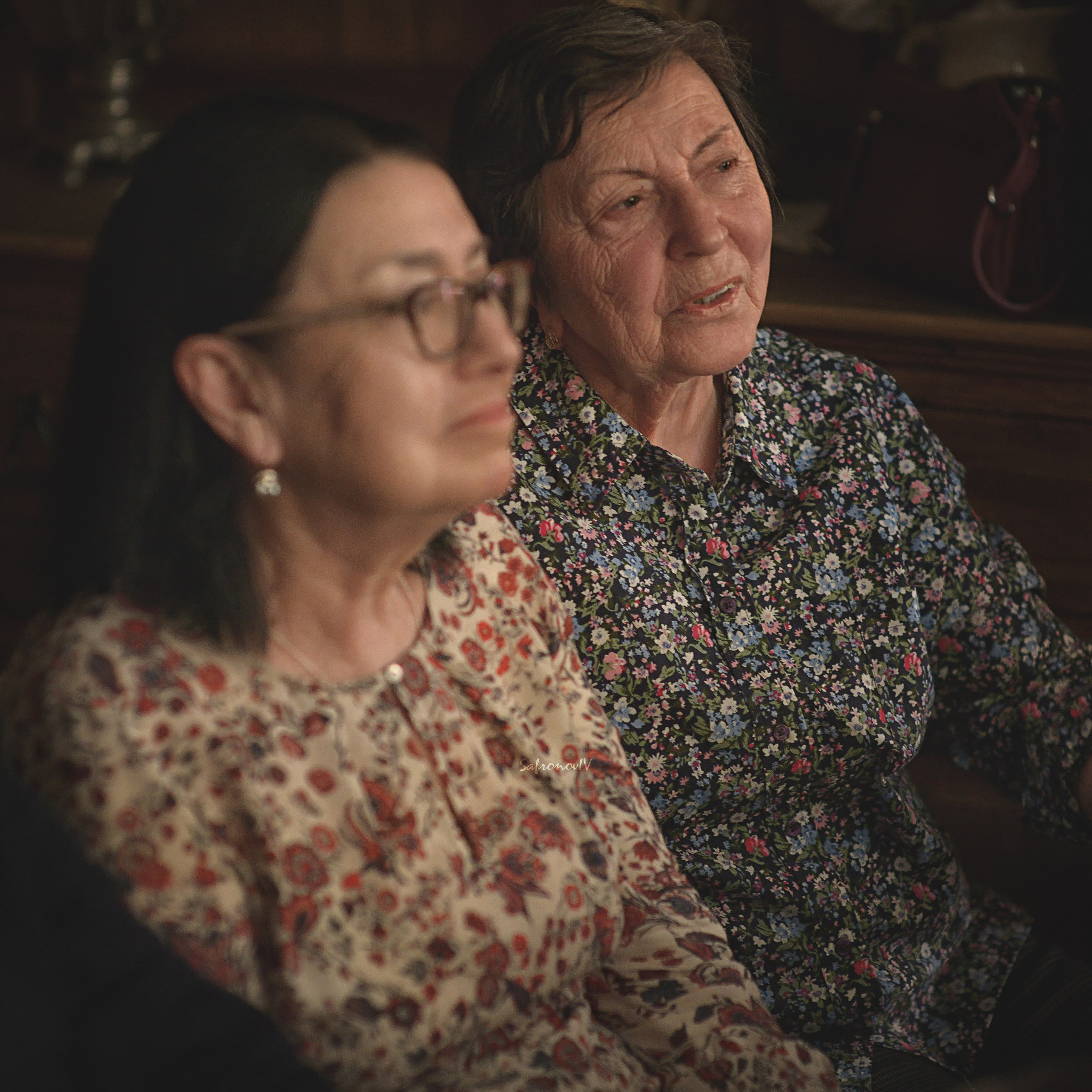 Две женщины сидят в концертном зале