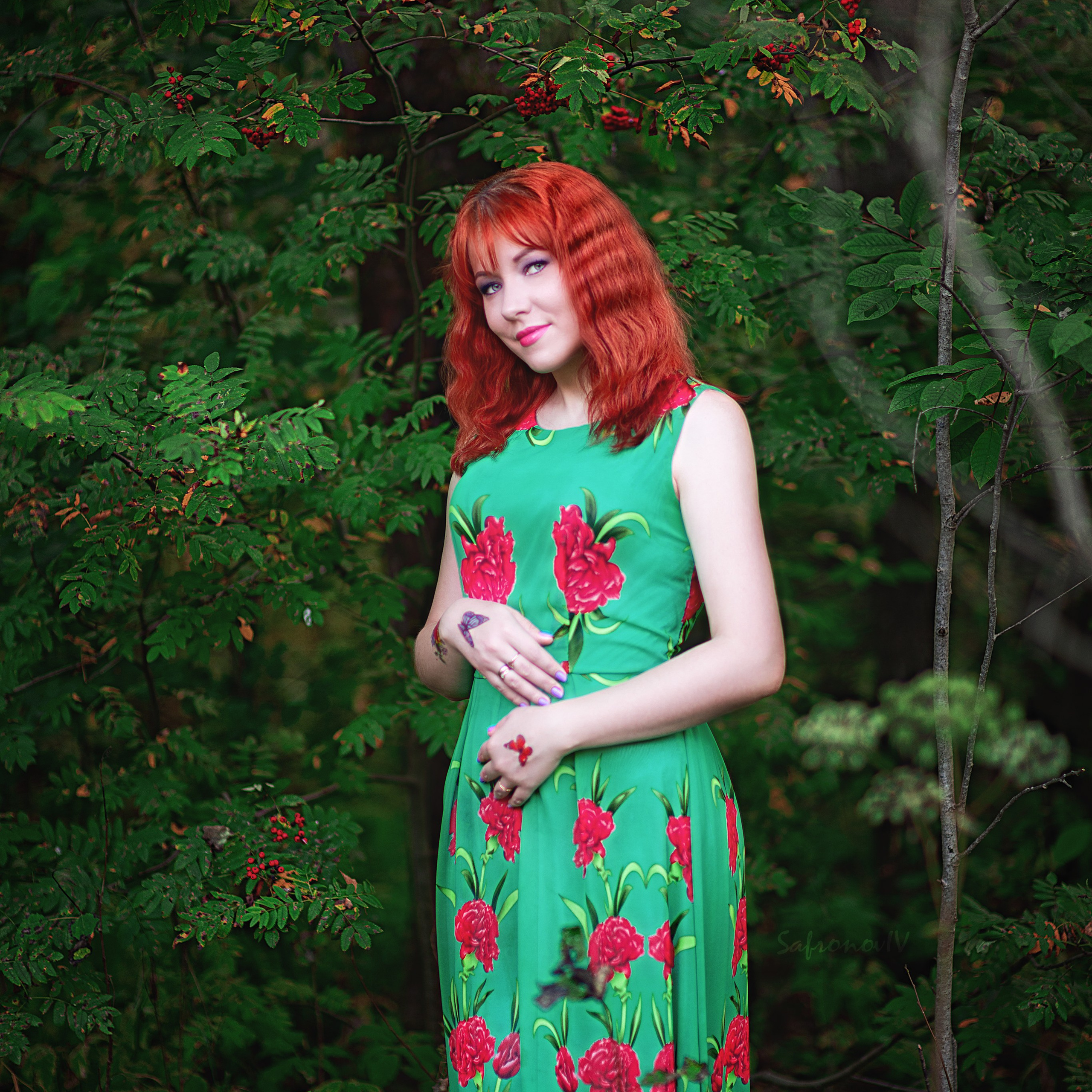 Девушка в зеленом платье у рябины