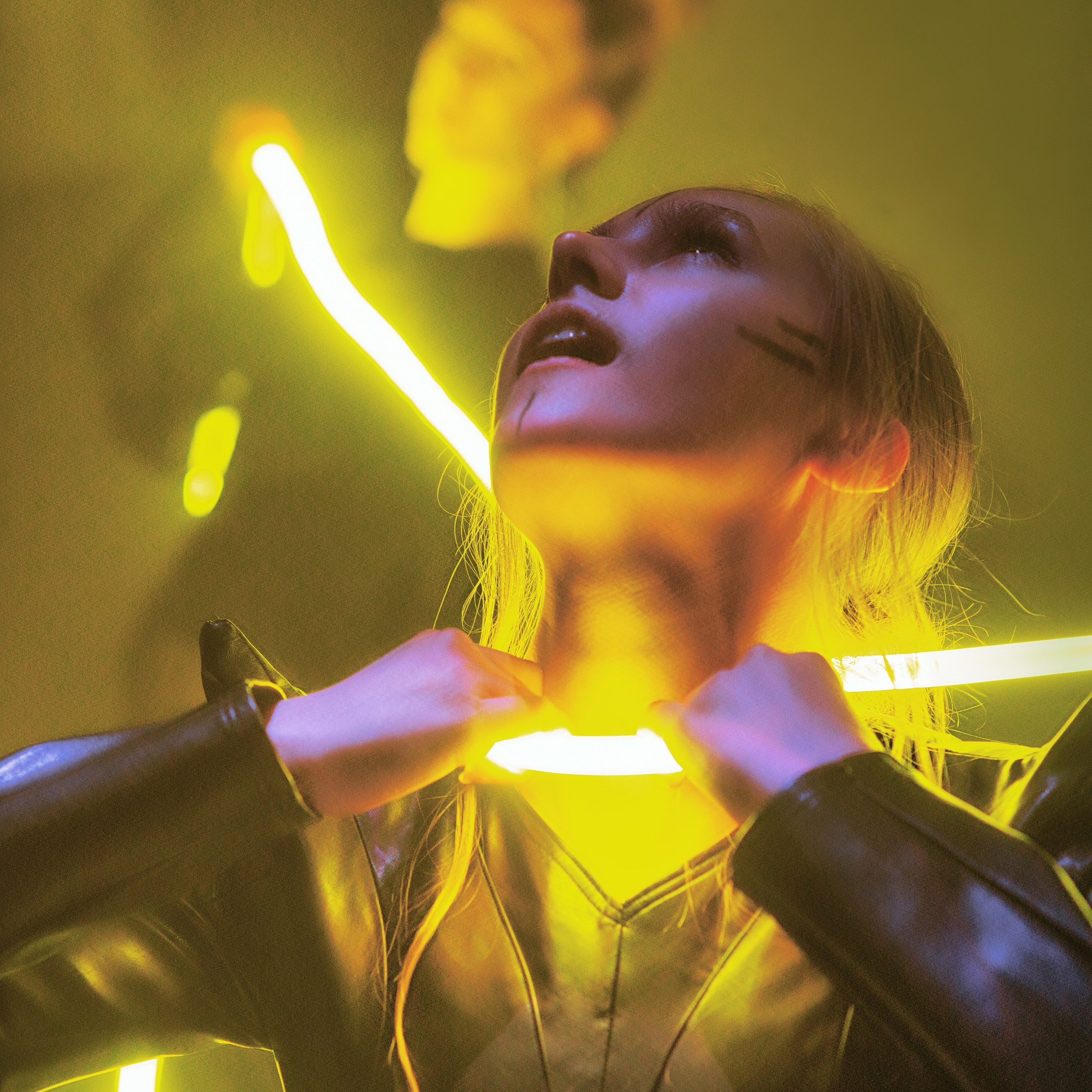 Девушку душат две другие