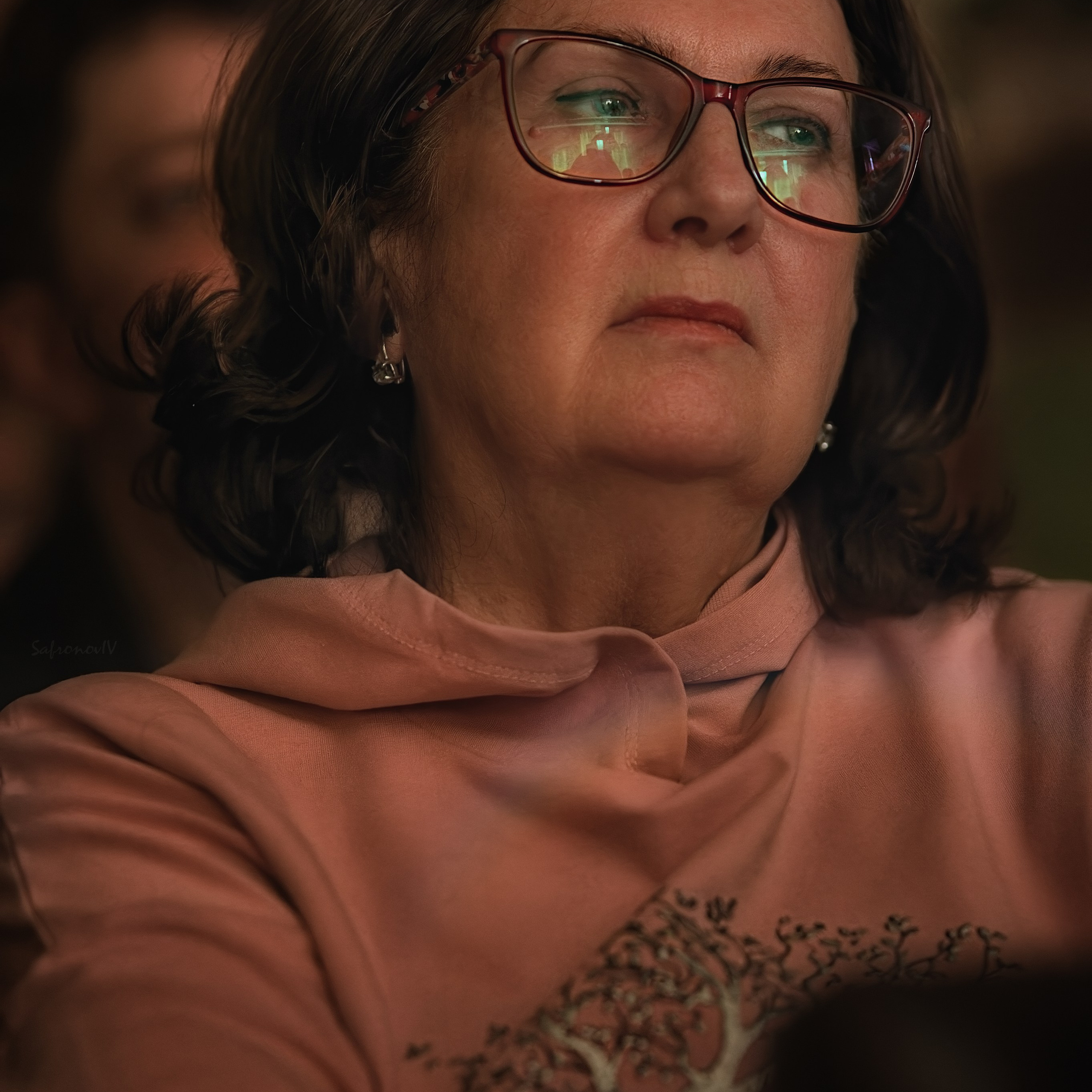 Портрет женщины в очках