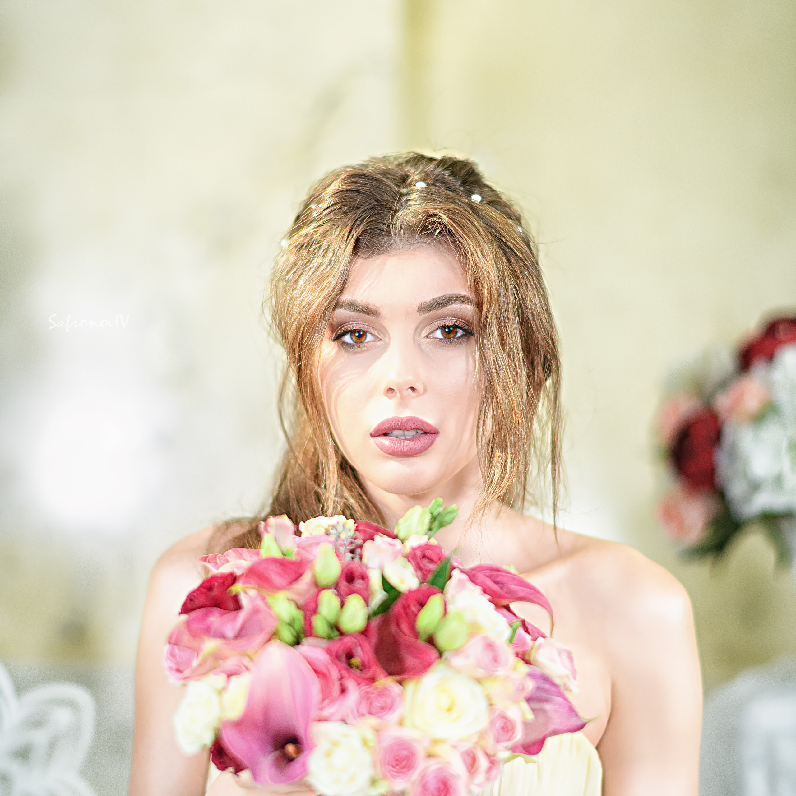 Невеста сидит в ЗАГСе с букетом