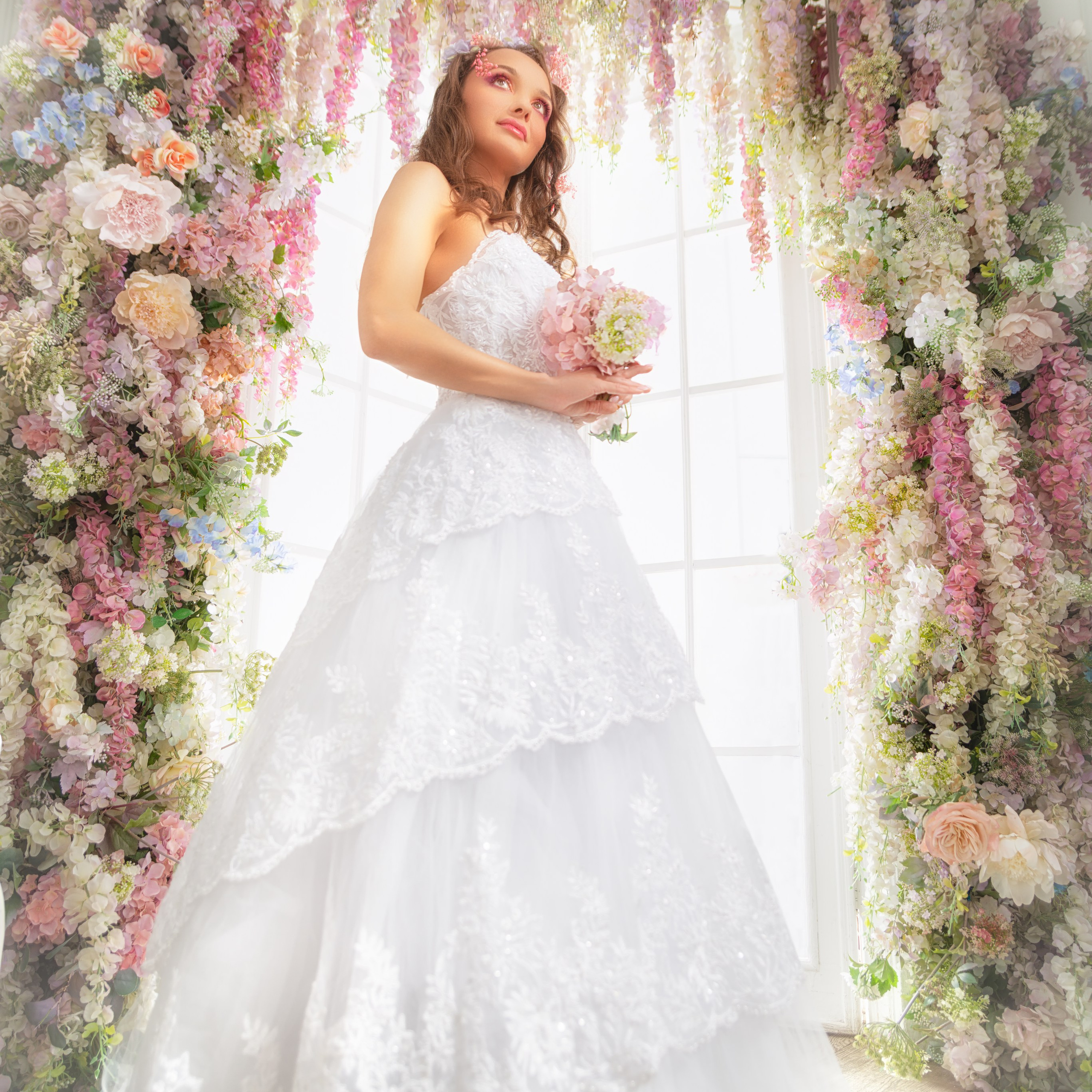 Девушка в свадебном платье стоит у красивого входа