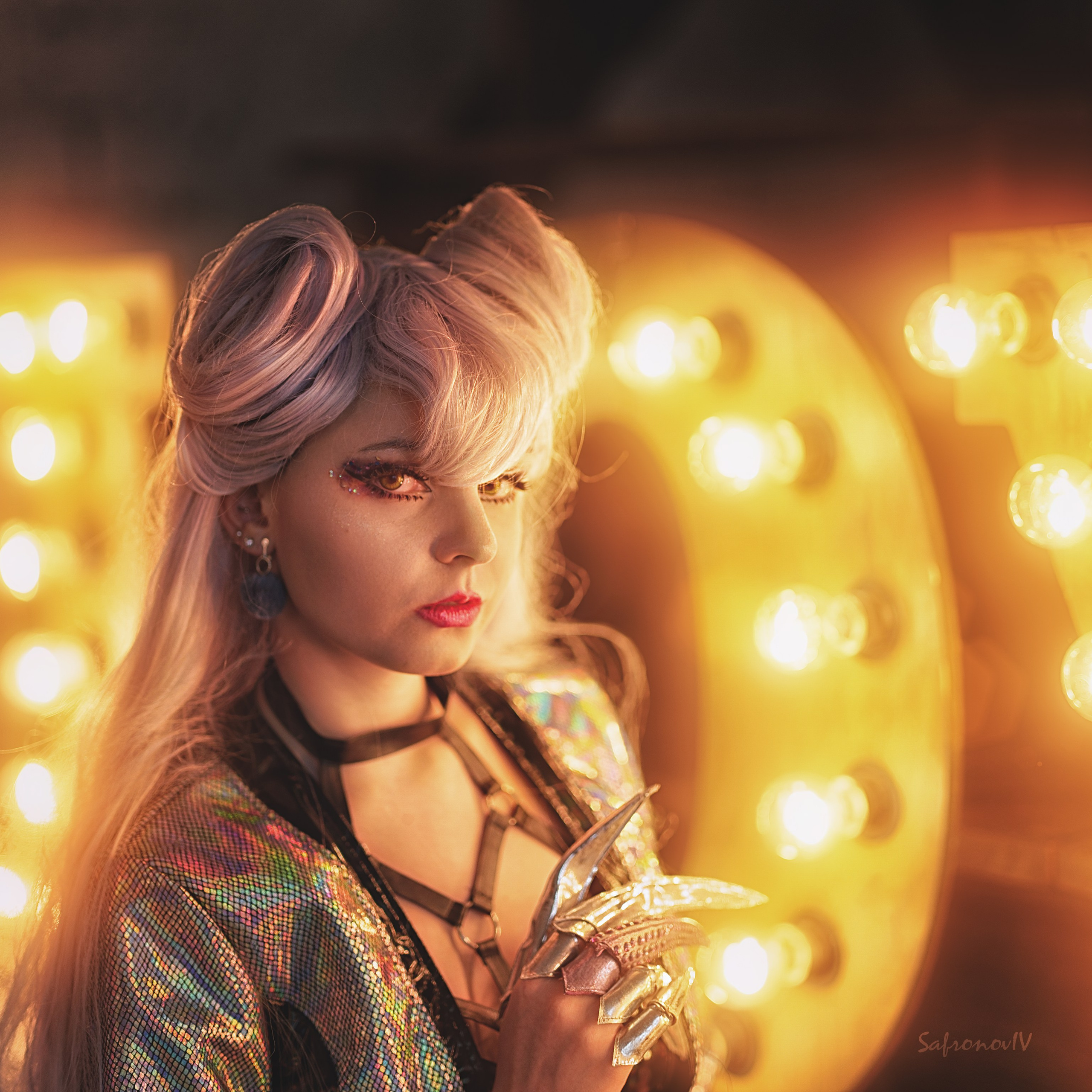 Девушка-косплеерша на фоне огней