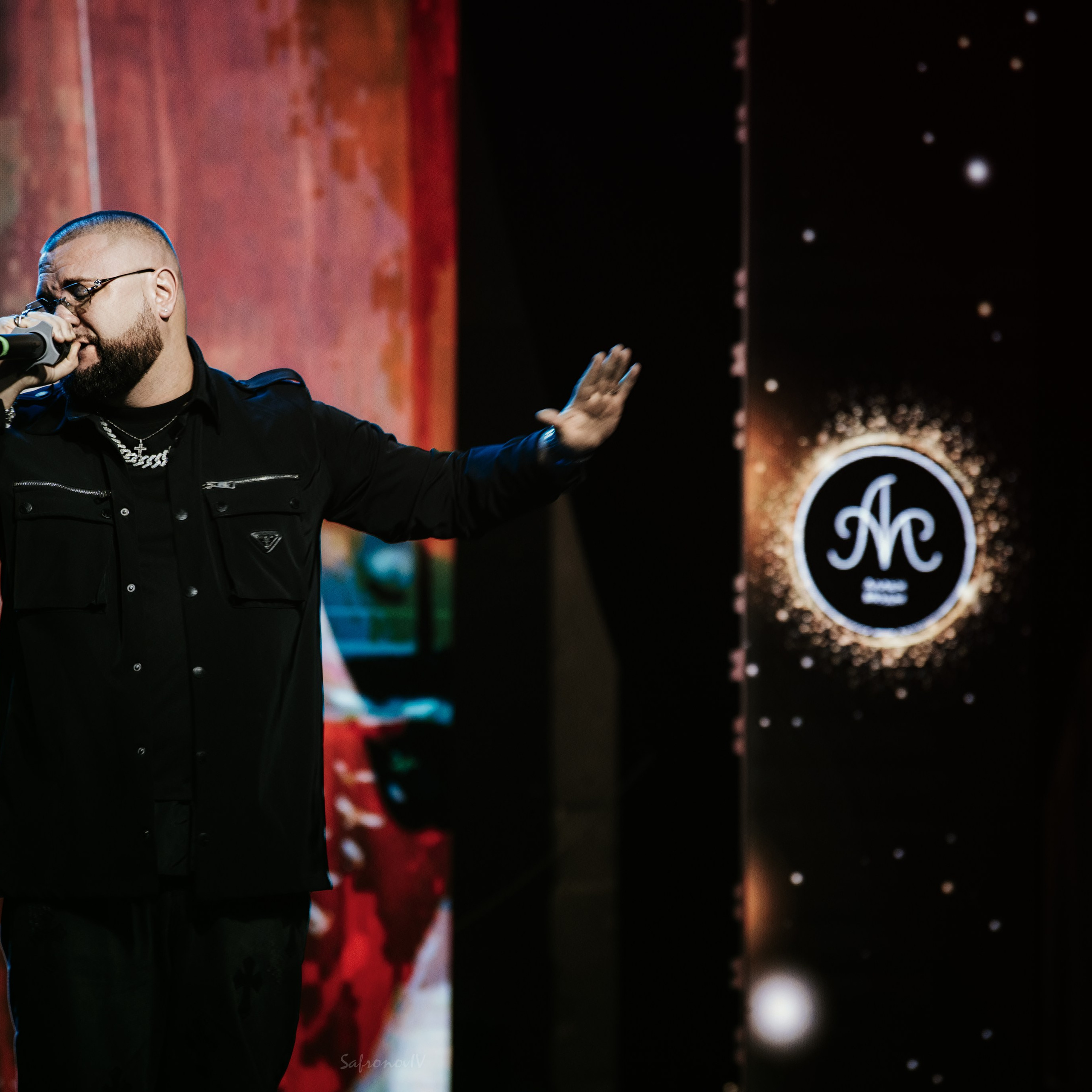 выступление певца на сцене