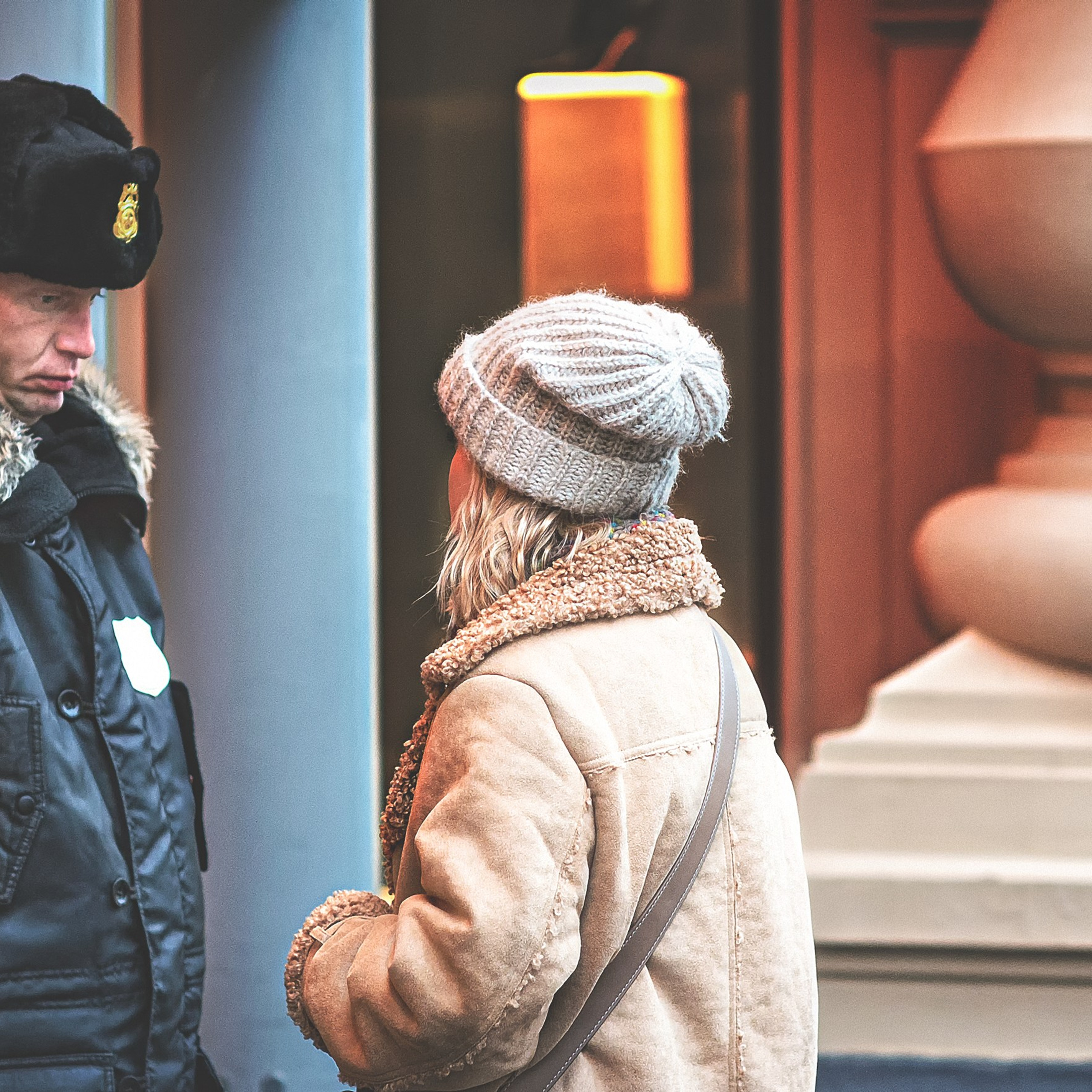 Женщина задает вопрос охраннику