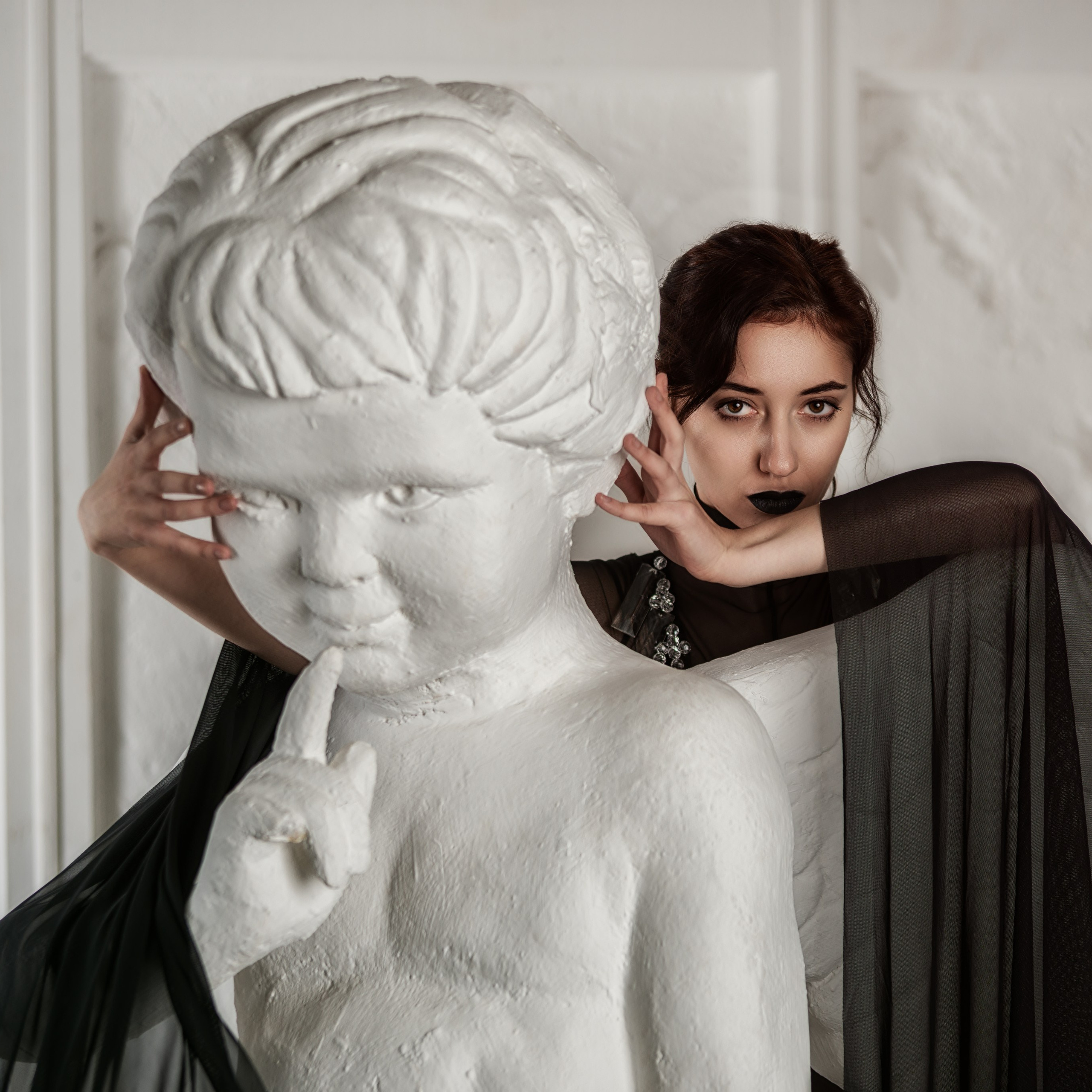 Девушка обнимает ангела