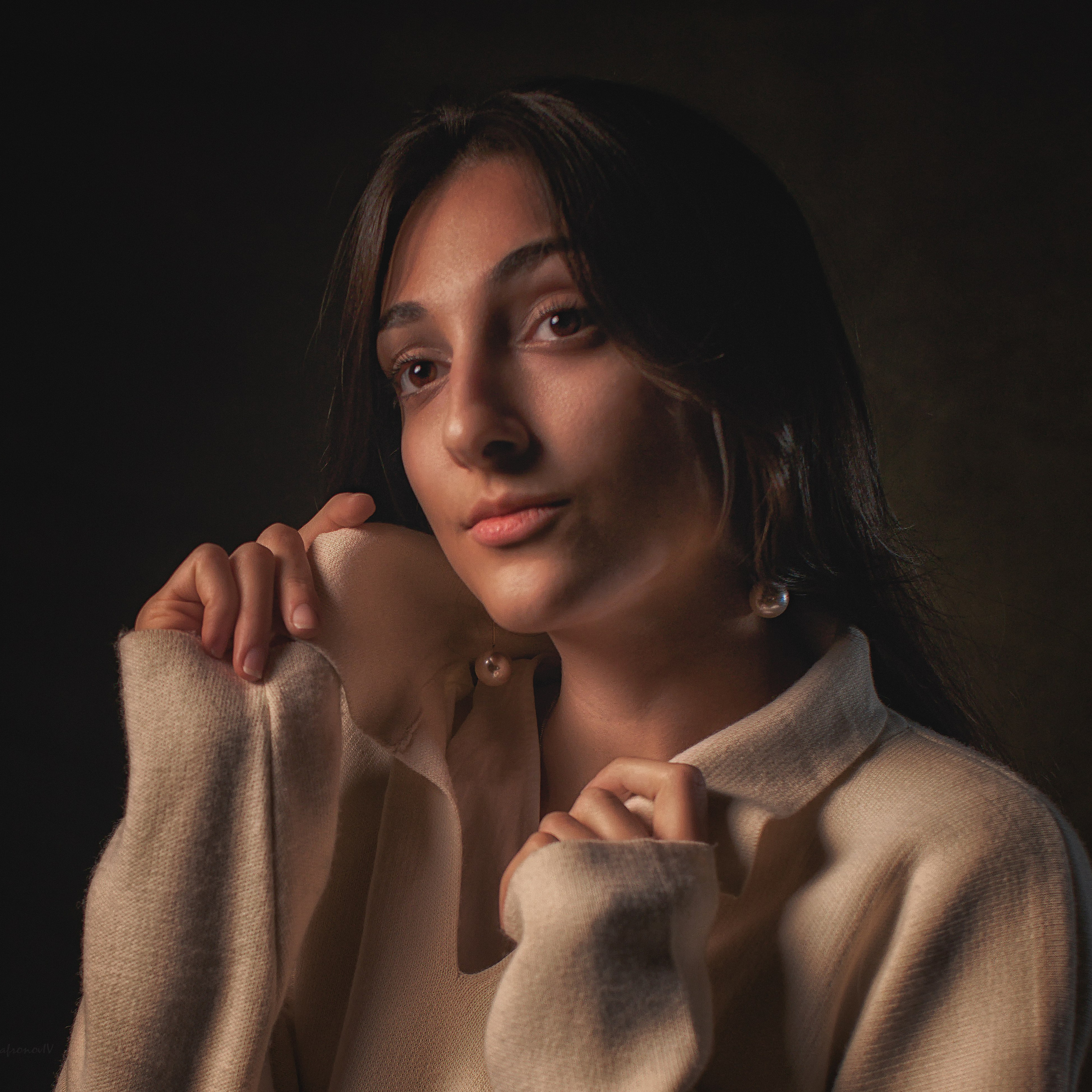 Красивая девушка подняла воротничок