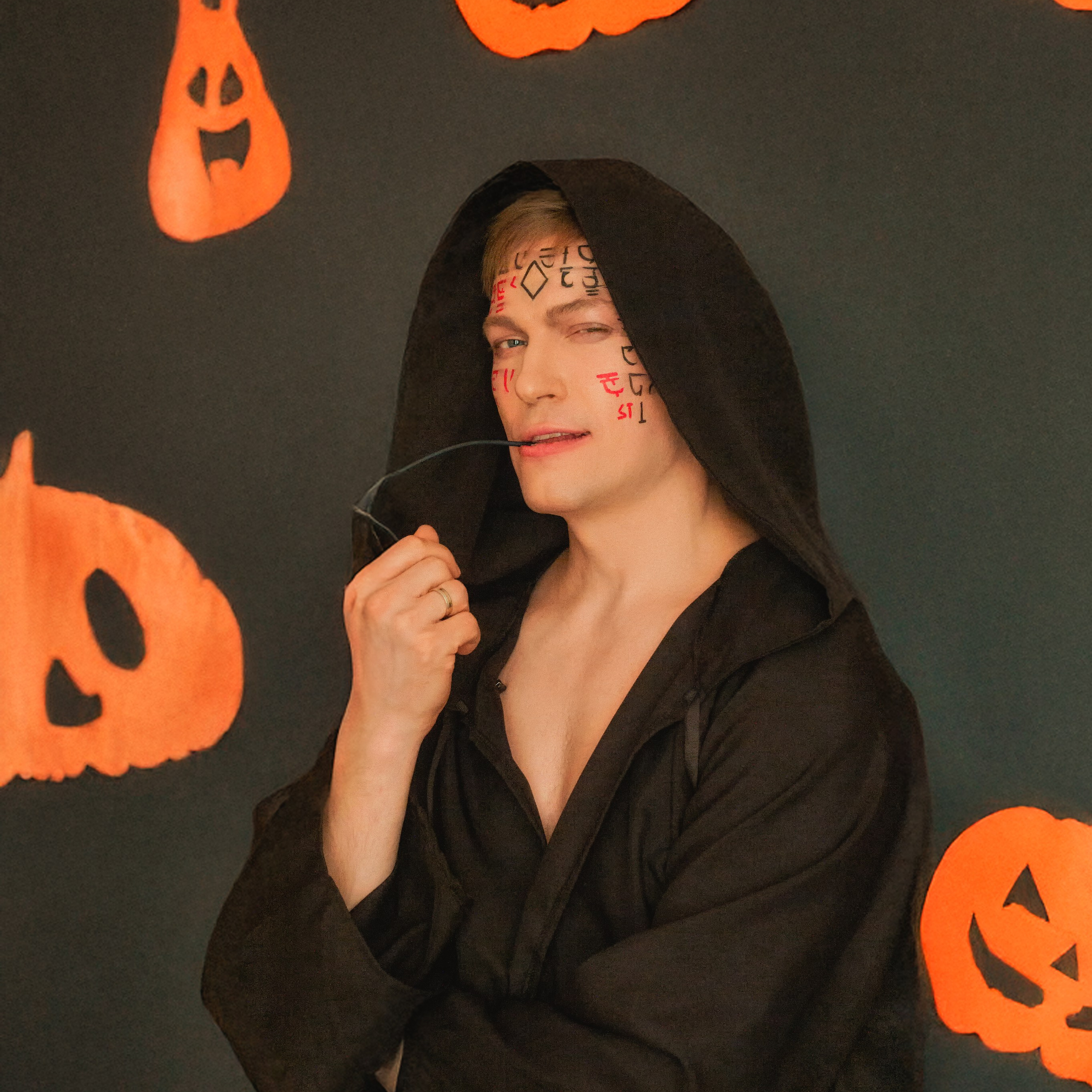 Мужчина в робе на хеллоуин