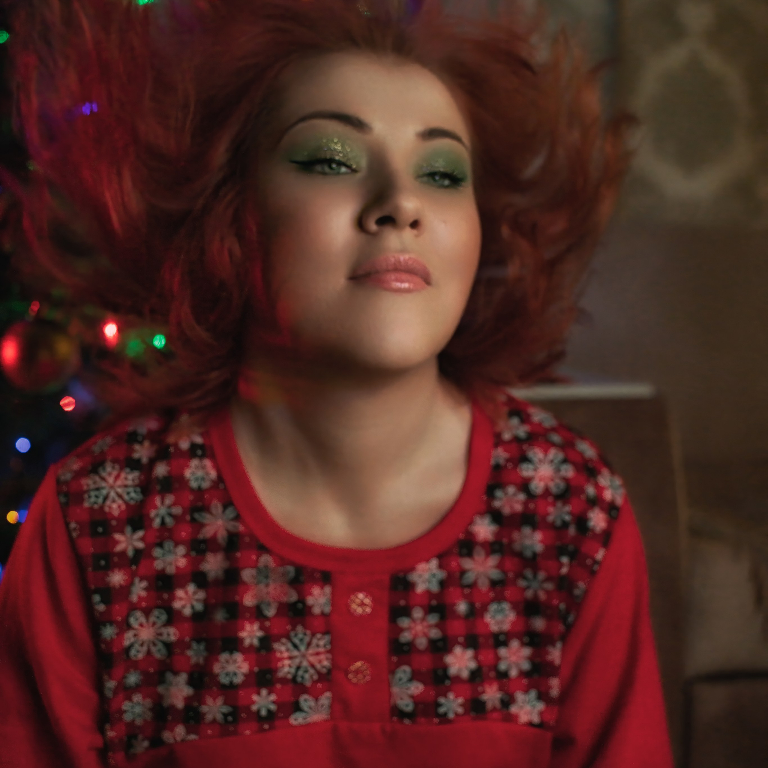 Рыжие волосы взлетают вверх у девушки