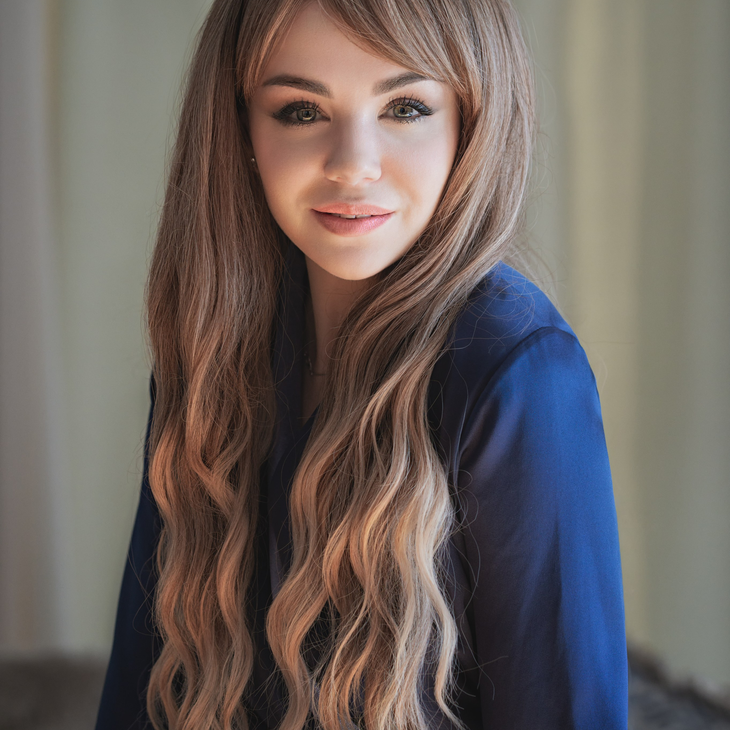 Девушка в халате смотрит ясным взглядом