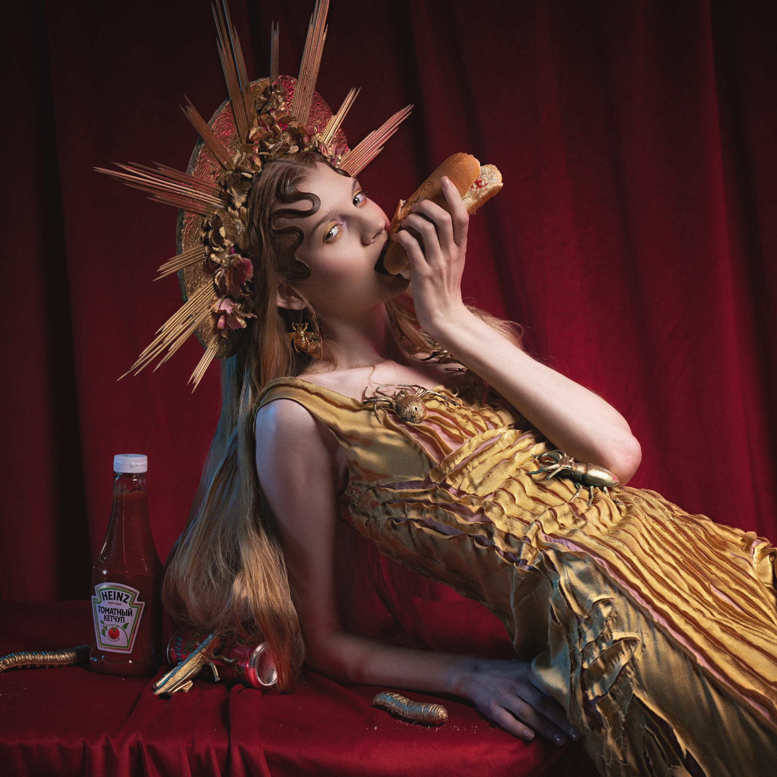 Девушка в образе Статуи Свободы ест хот-дог