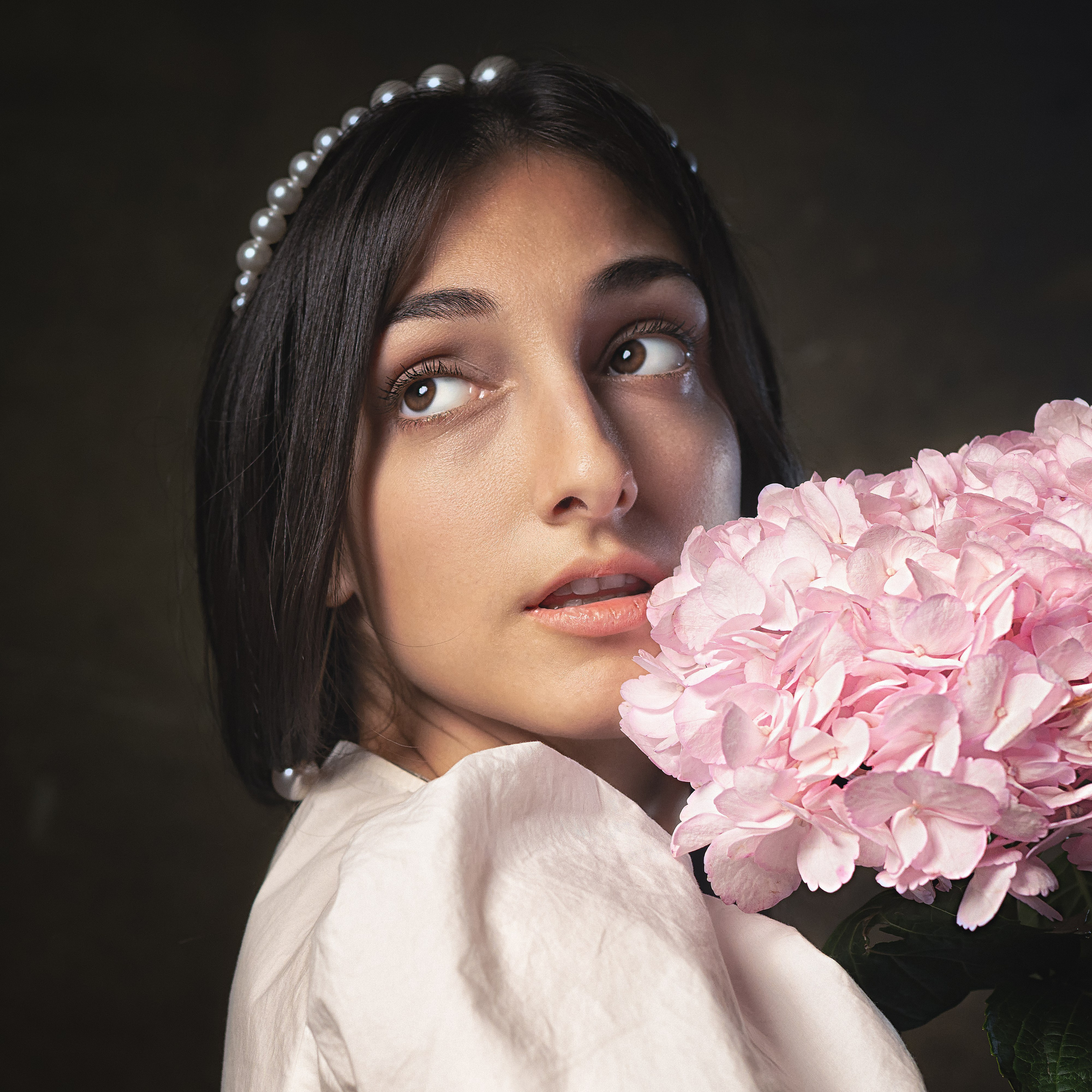 Красивая девушка с розовым цветком