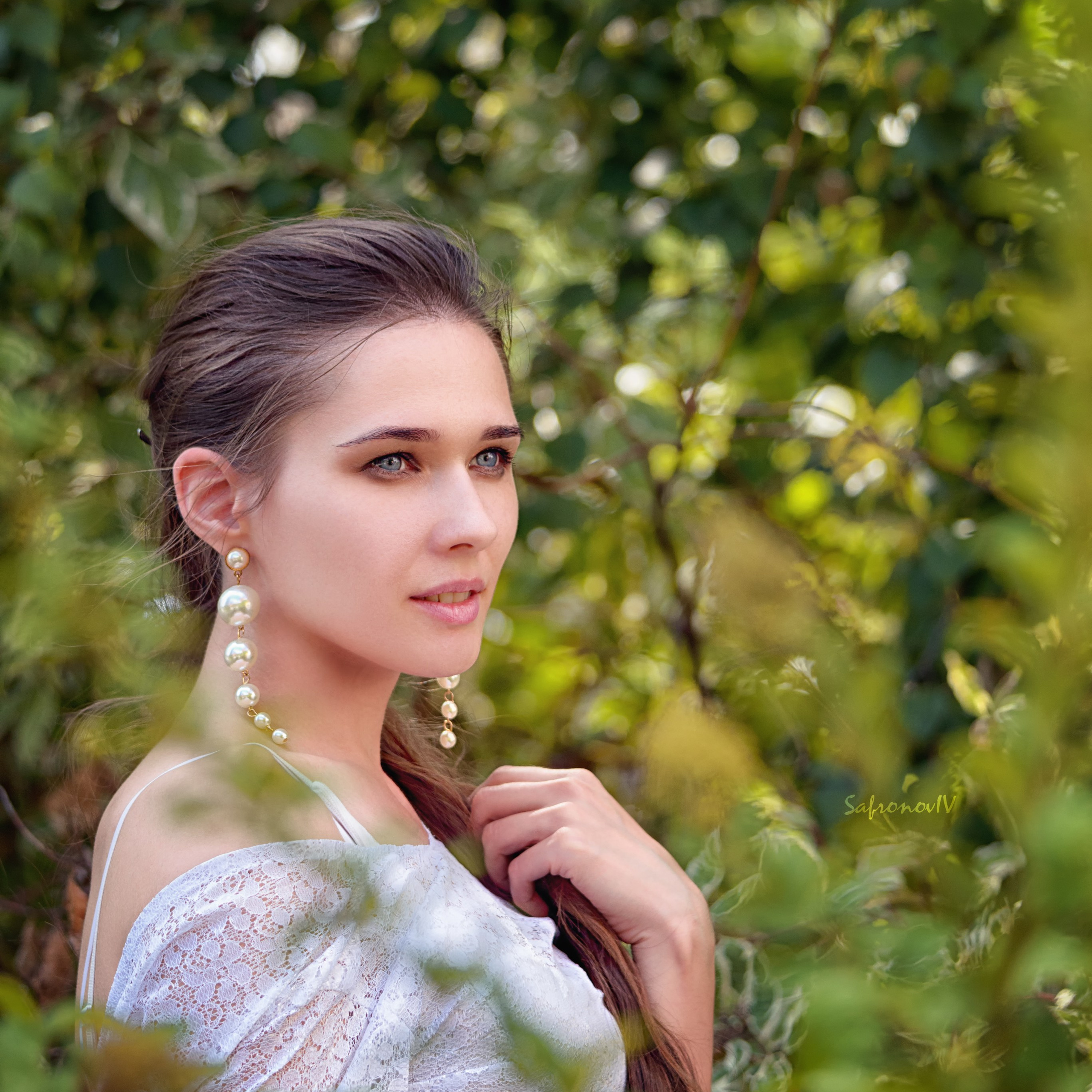 Красавица в белом платье спряталась в саду