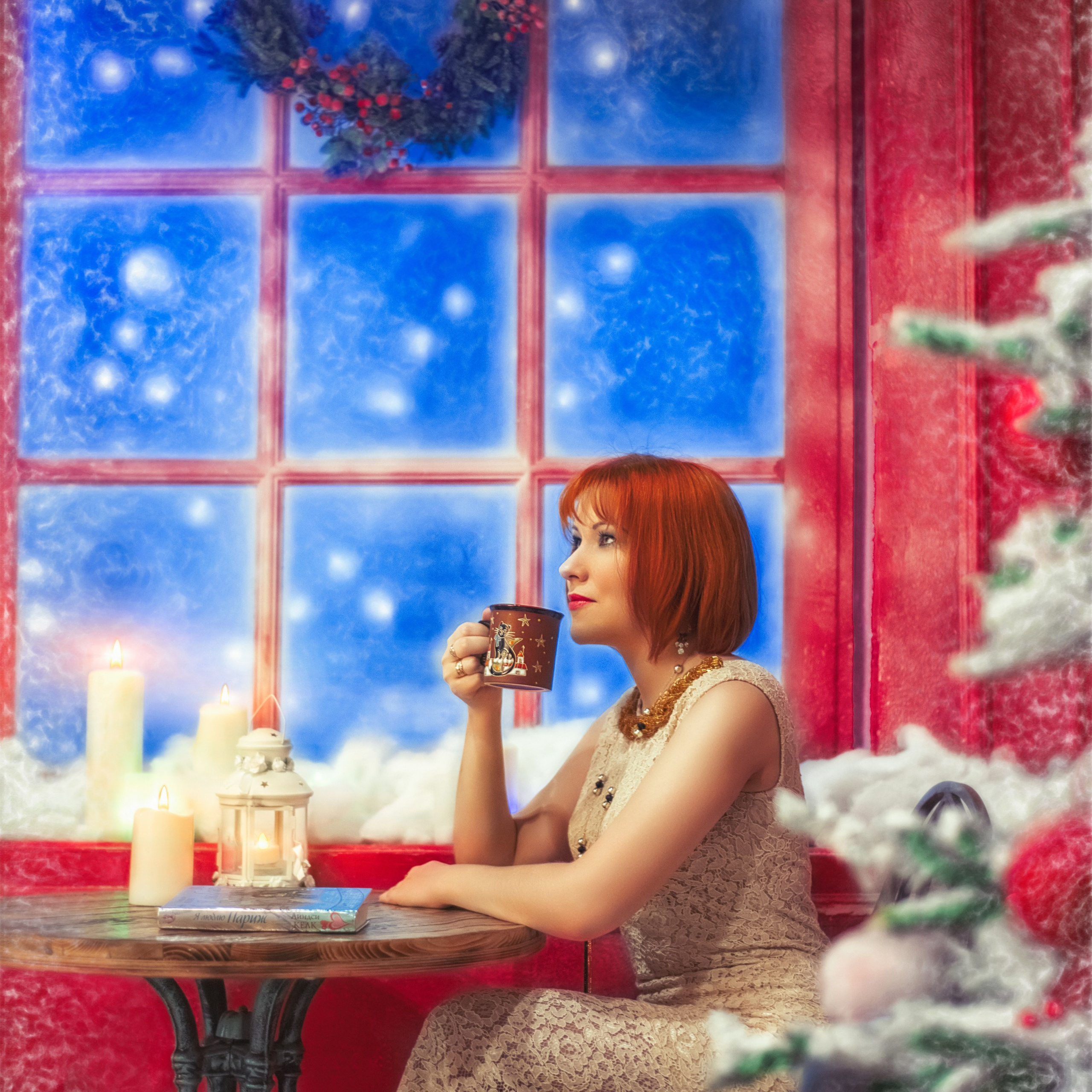 Рыжая девушка пьет какао в рождественскую ночь