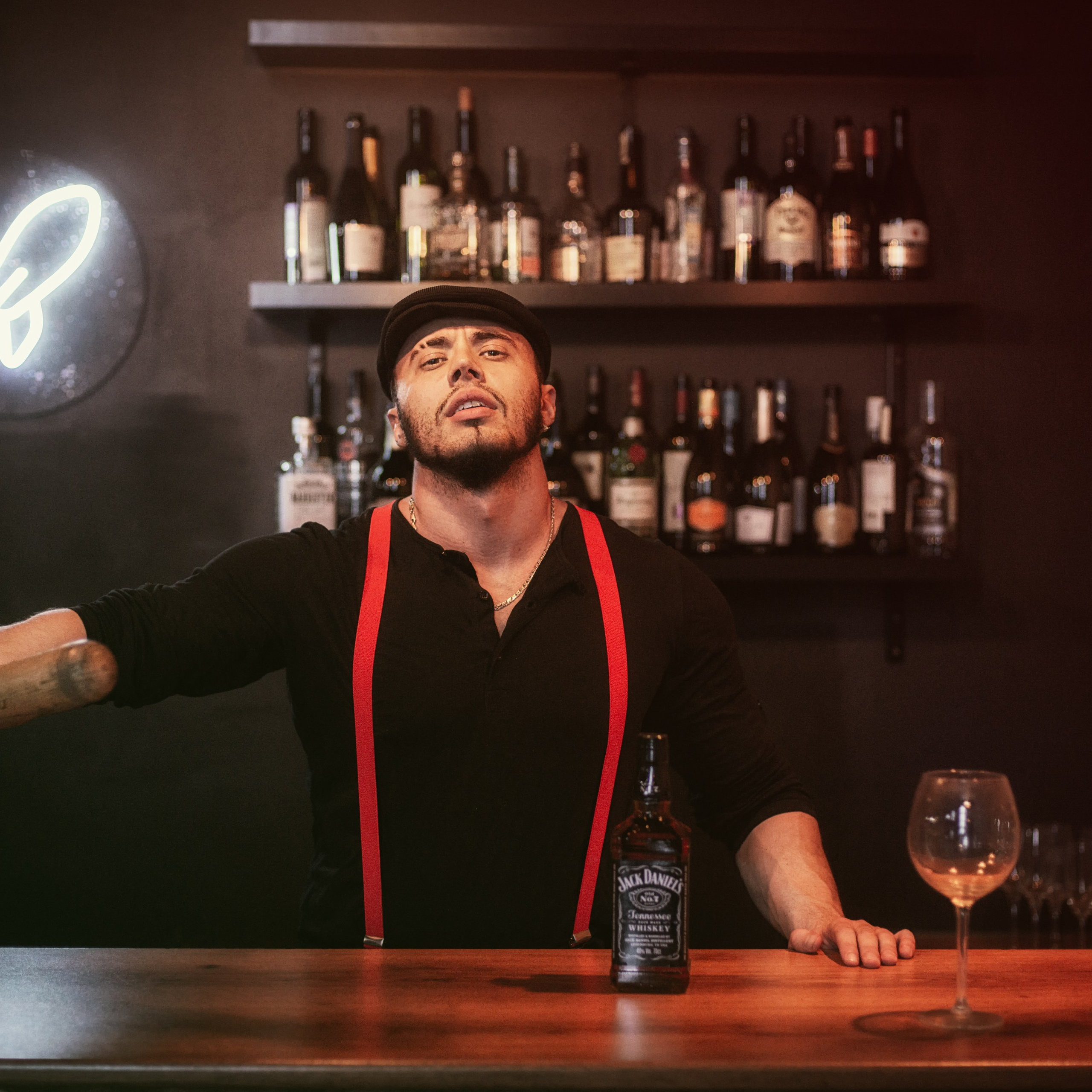 Бармен с битой приглашает к стойке