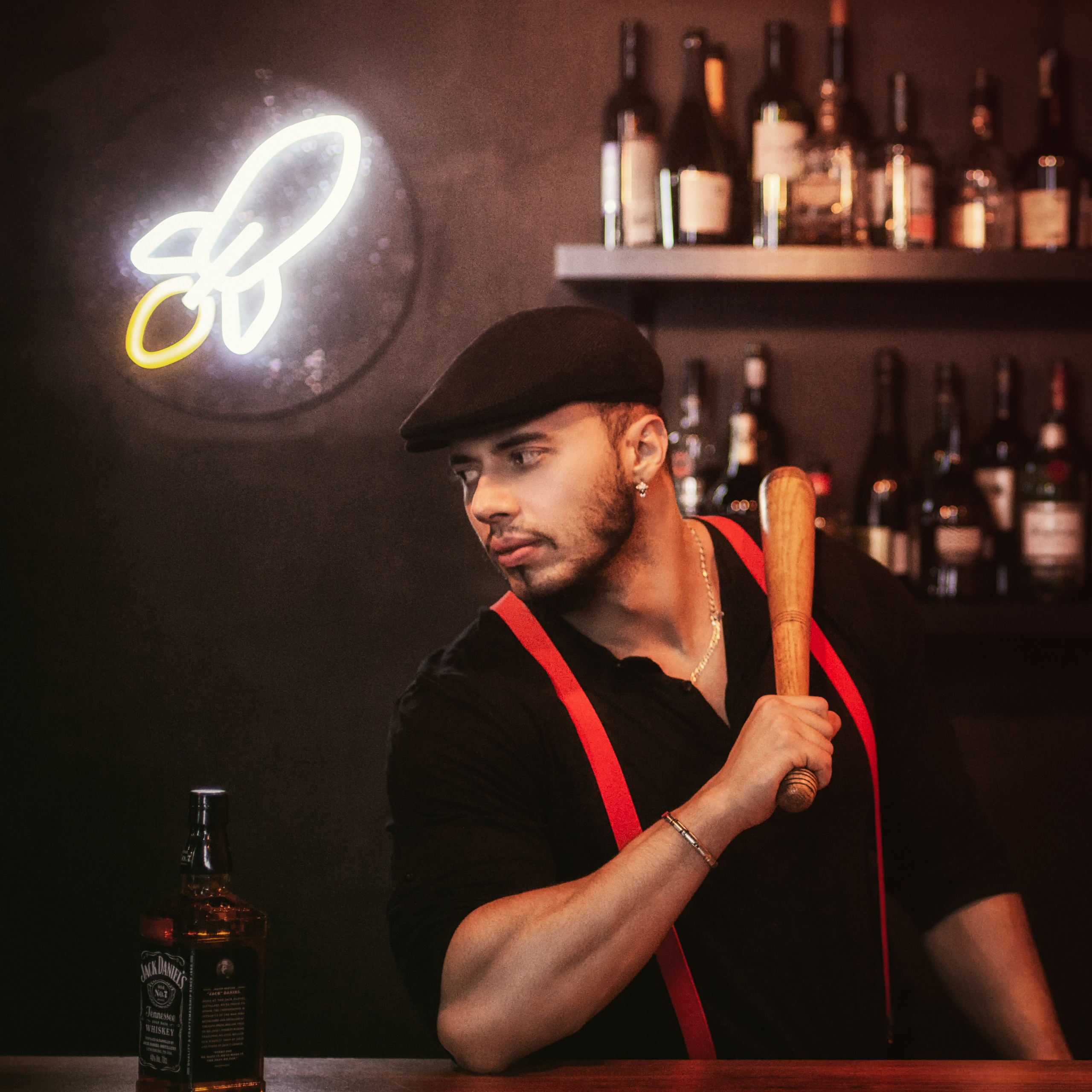 Мужчина битой хочет разбить бутылку виски