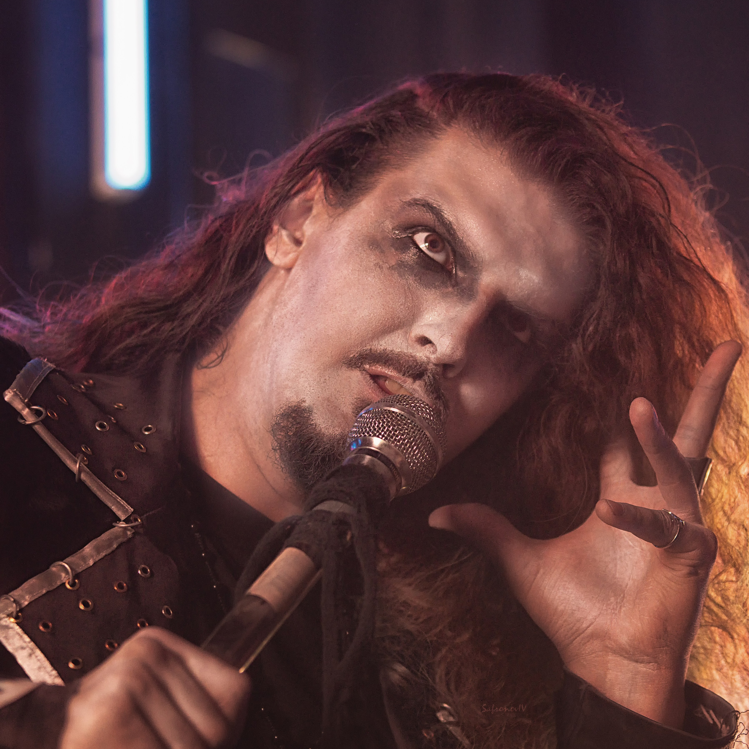 Мужчина с микрофоном в руке. Крупный план