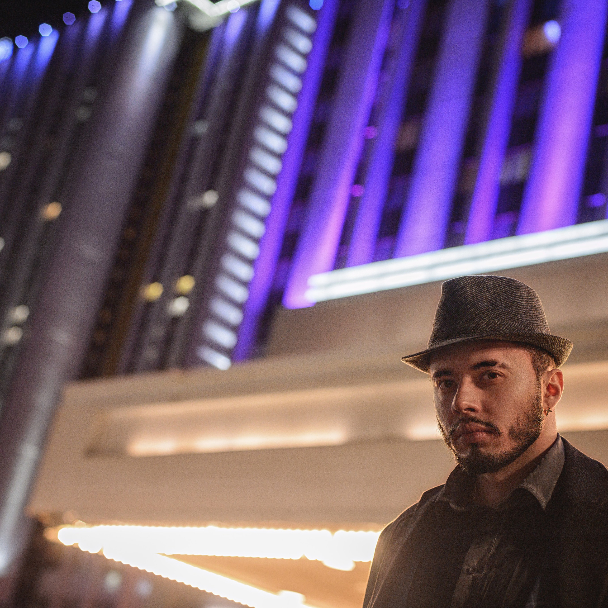 Мужчина на фоне гостиницы ночью