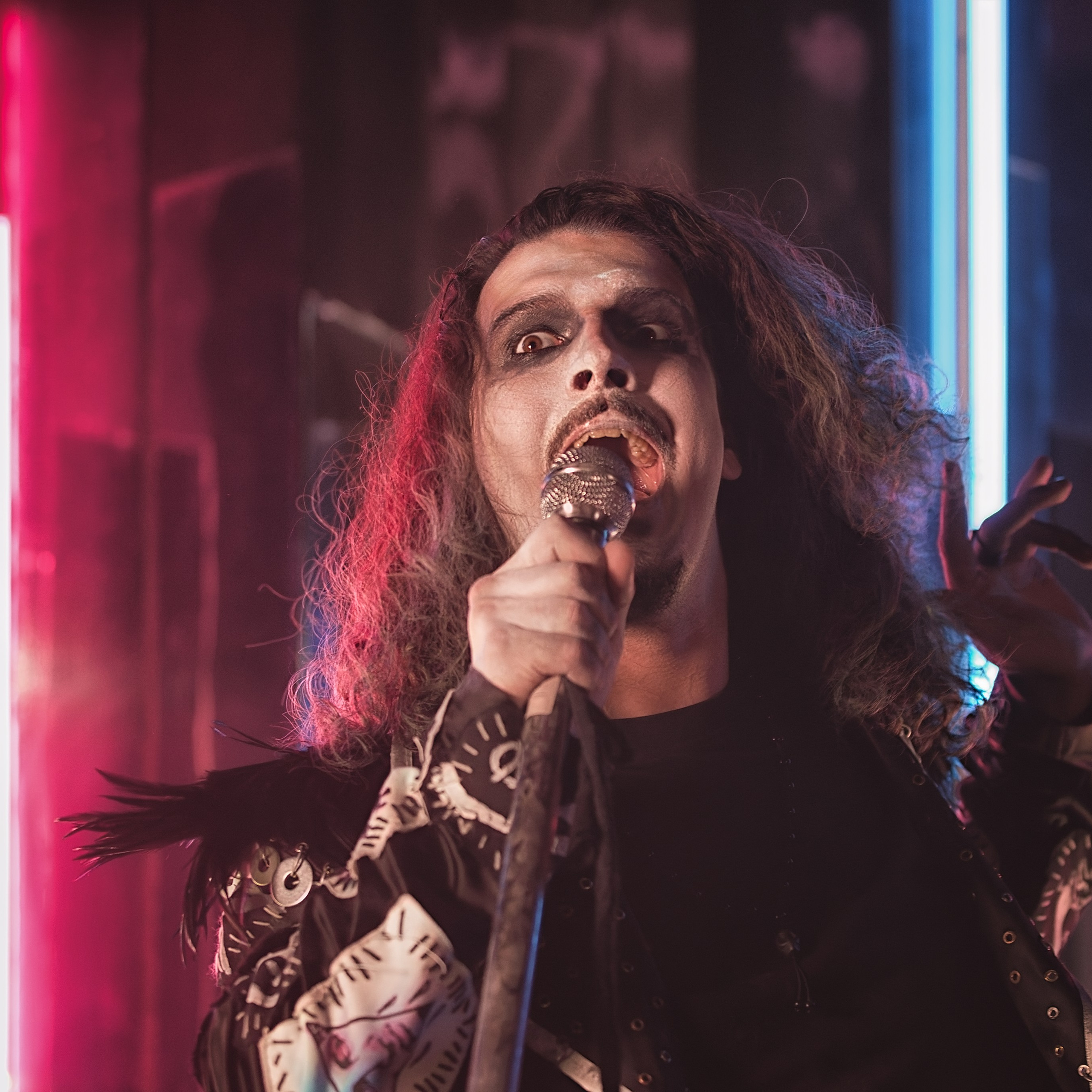 Певец исполняет песни с красивым задним фоном