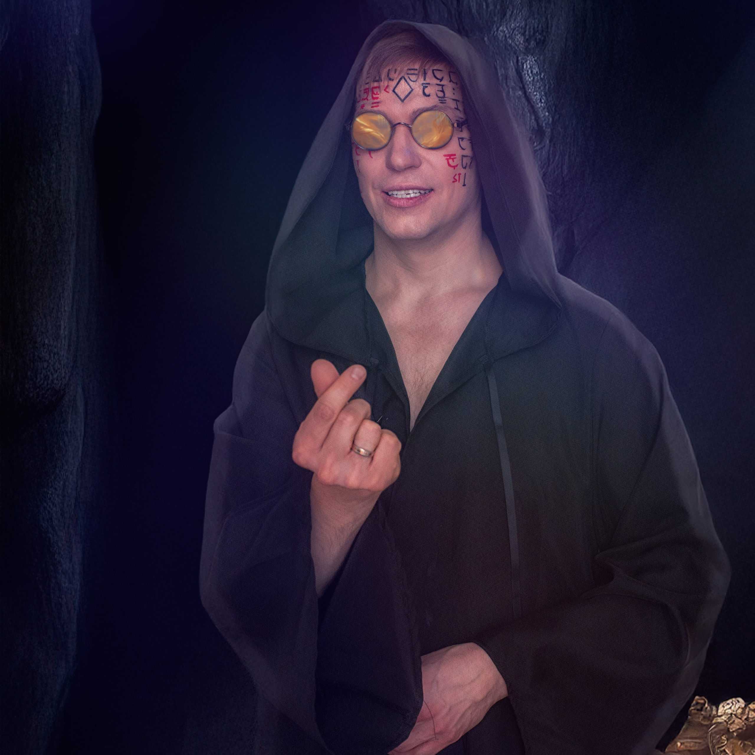 Мужчина в робе щелкает пальцами