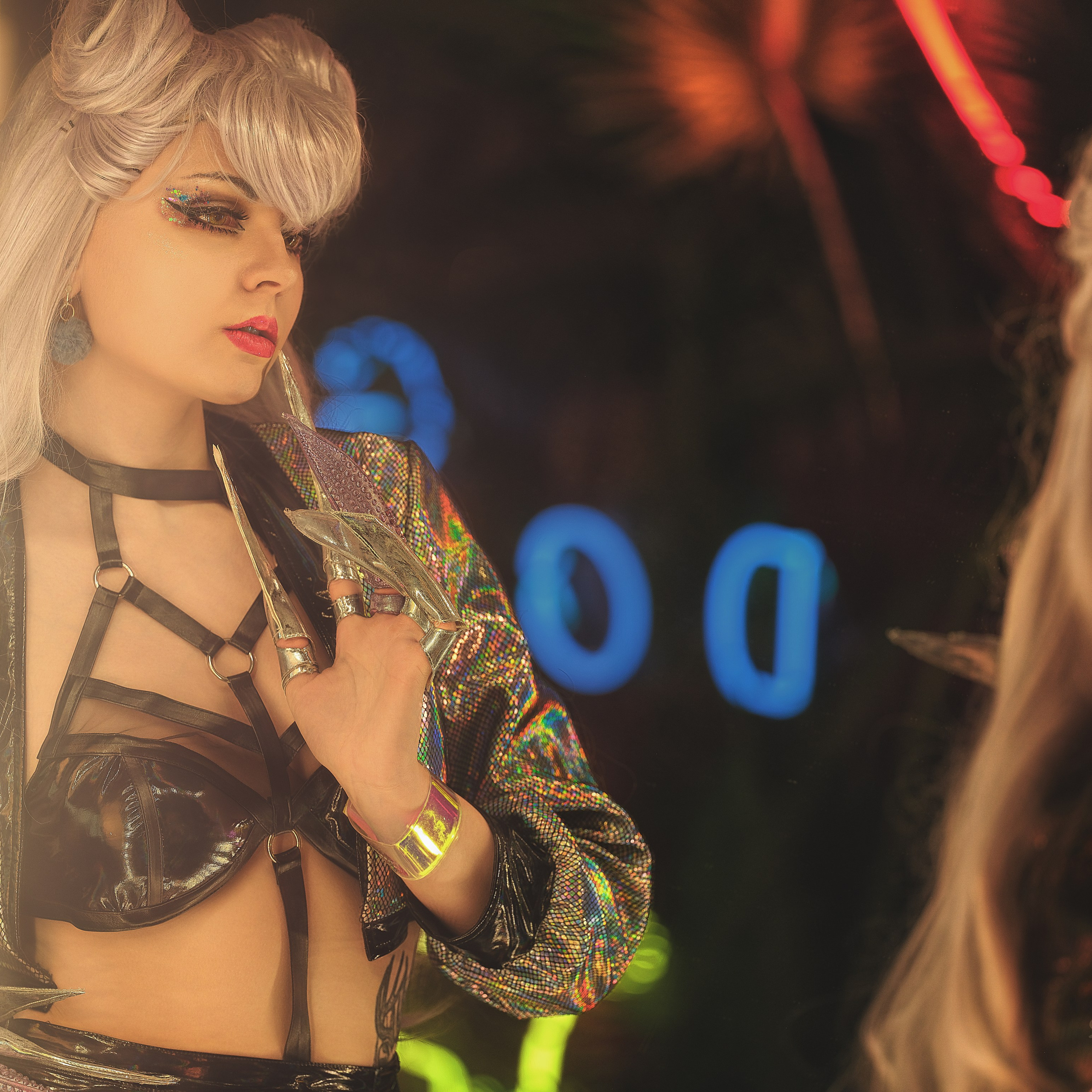 Девушка в костюме косплей смотрит в зеркало