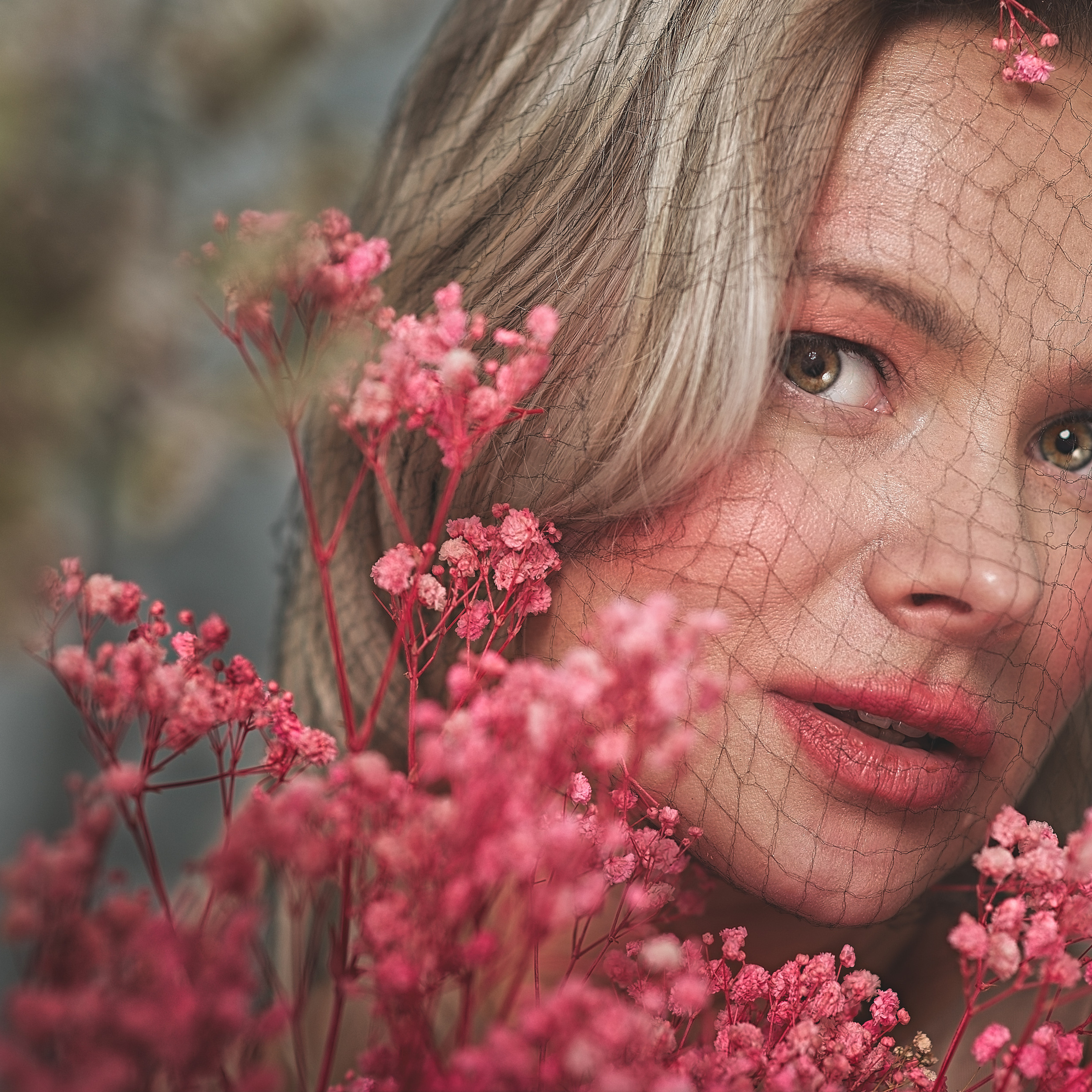 Крупный женский портрет в разовых цветах