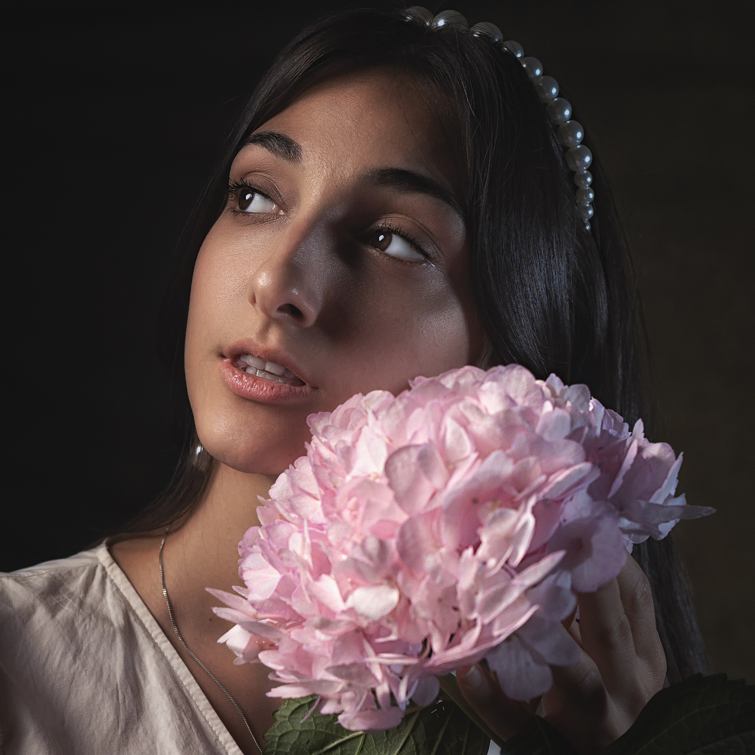 Девушка с большим цветком у лица. Очень нежная фотография