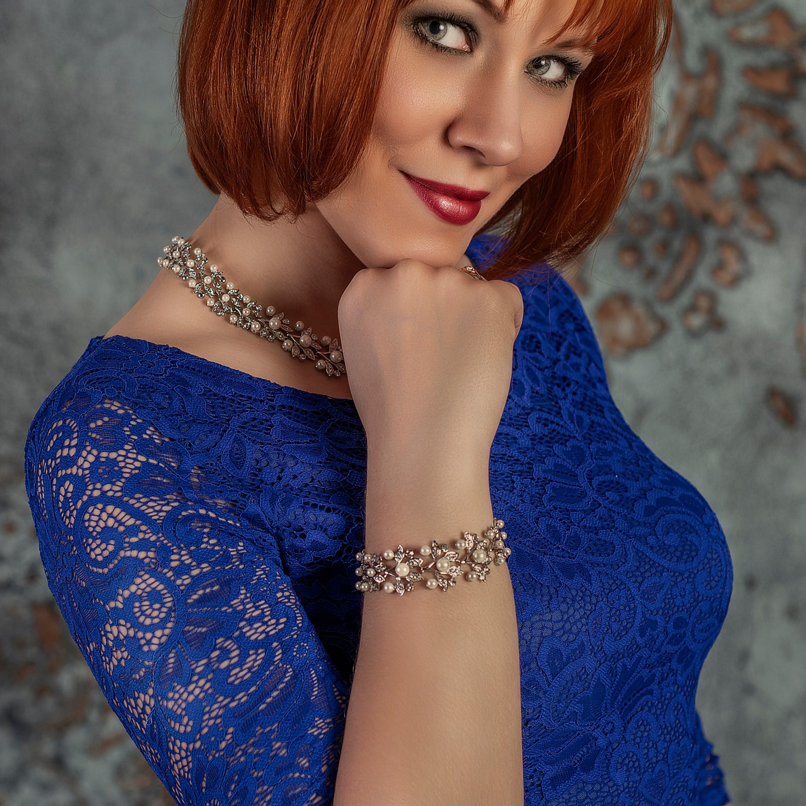 Рыжая девушка в синем платье