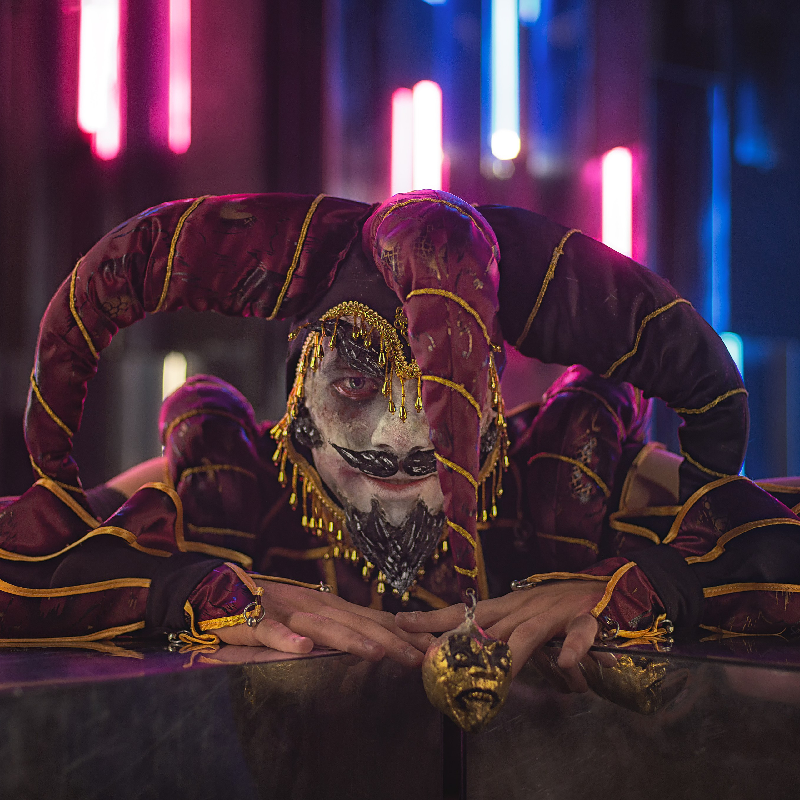 Шут из КиШа смотрит в камеру