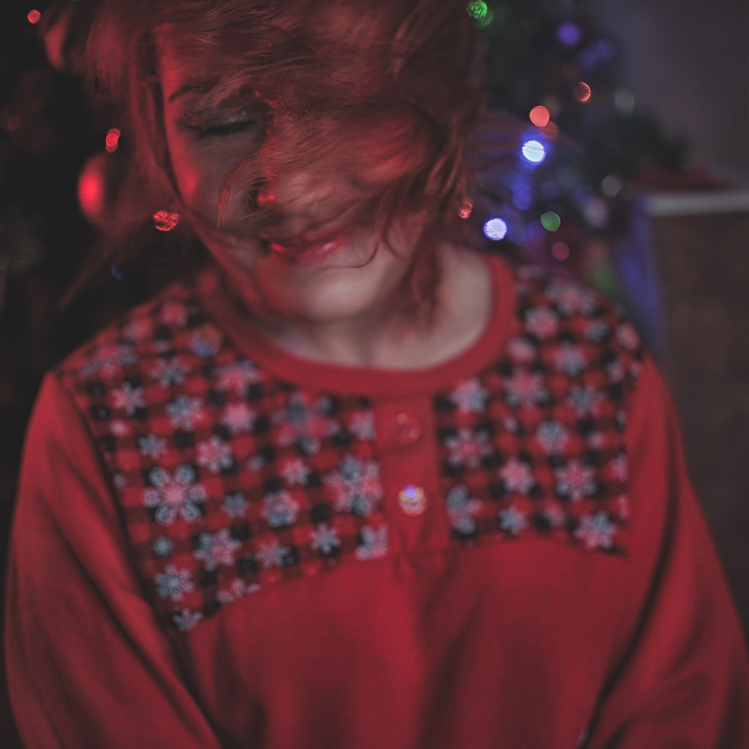 Рыжие волосы закрыли девушке лицо