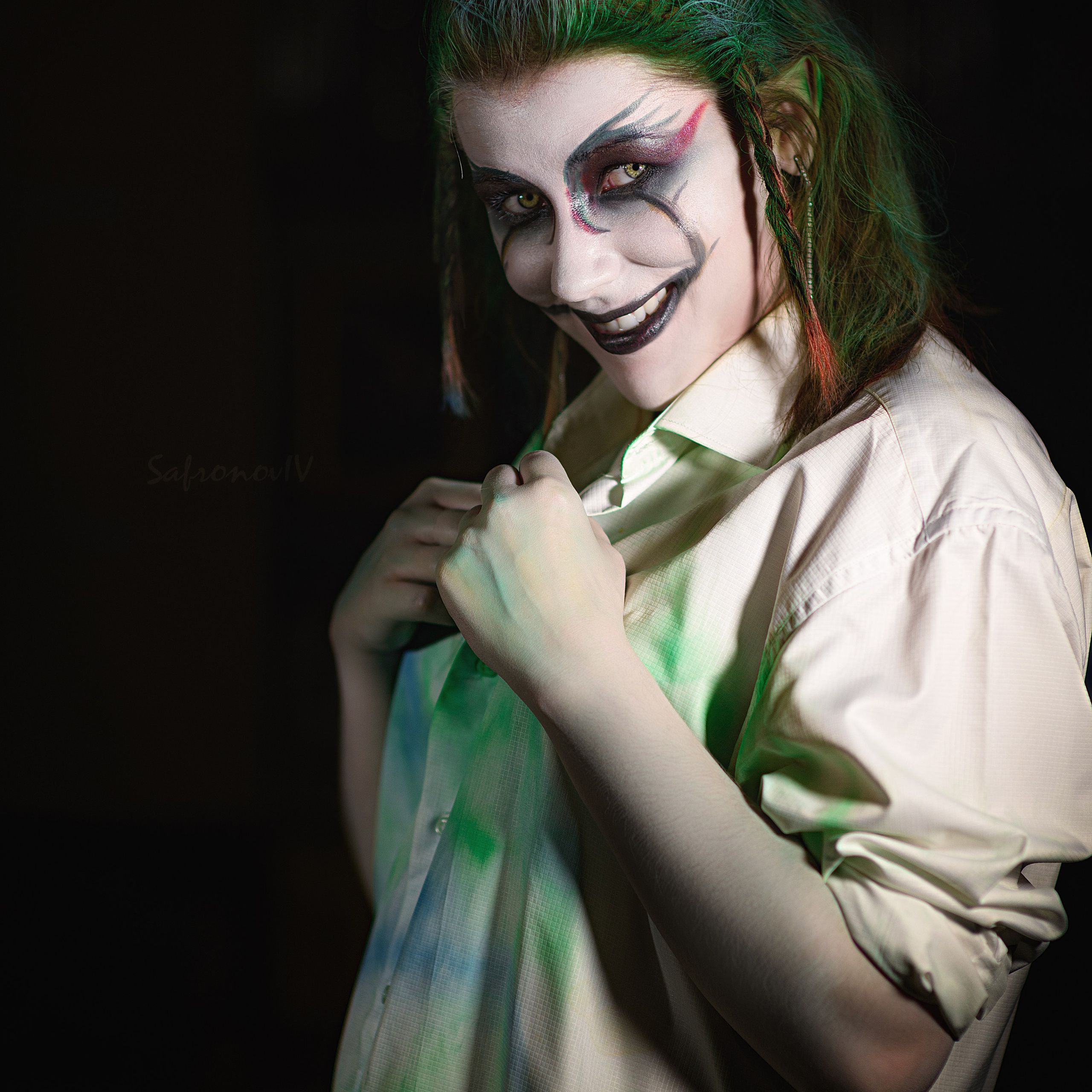 Девушка в гриме эльфа. Девушка расстегивает рубашку.