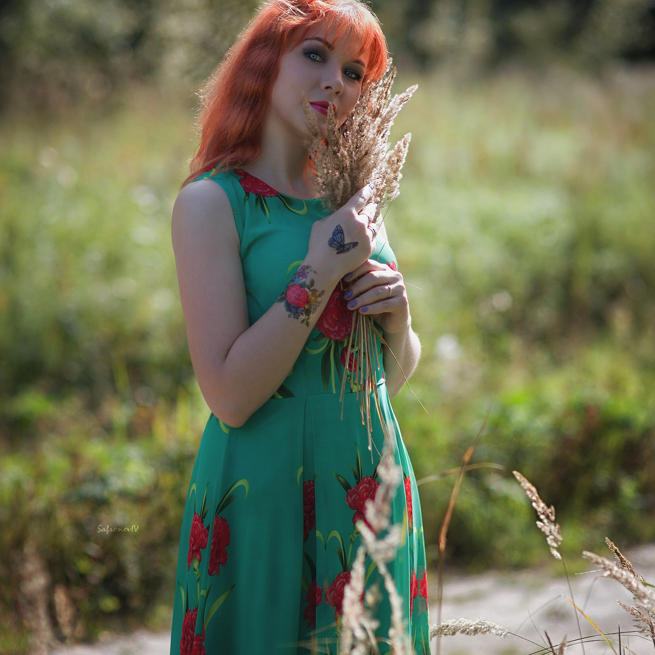 Рыжая девушка на природе