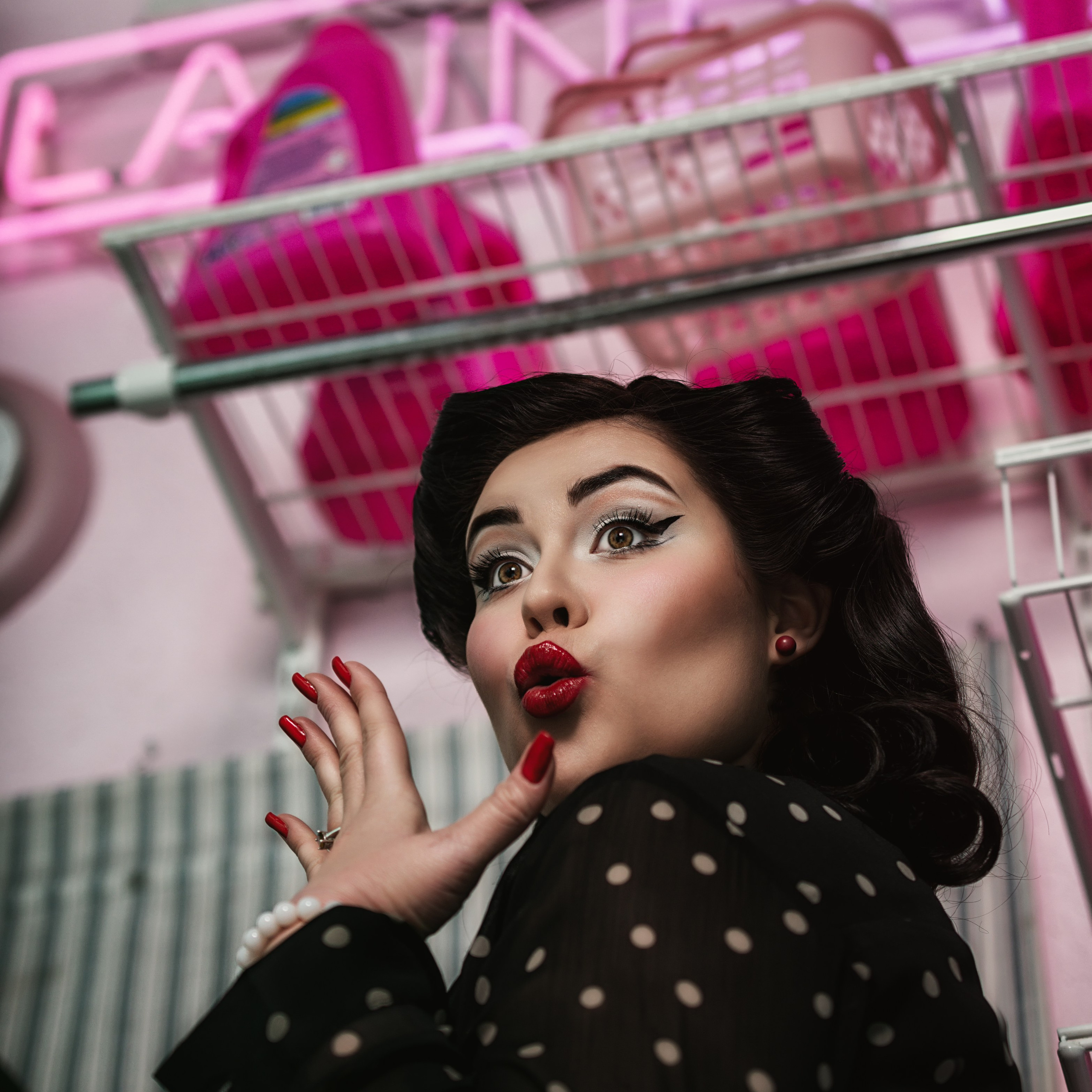 Брюнетка в прачечной