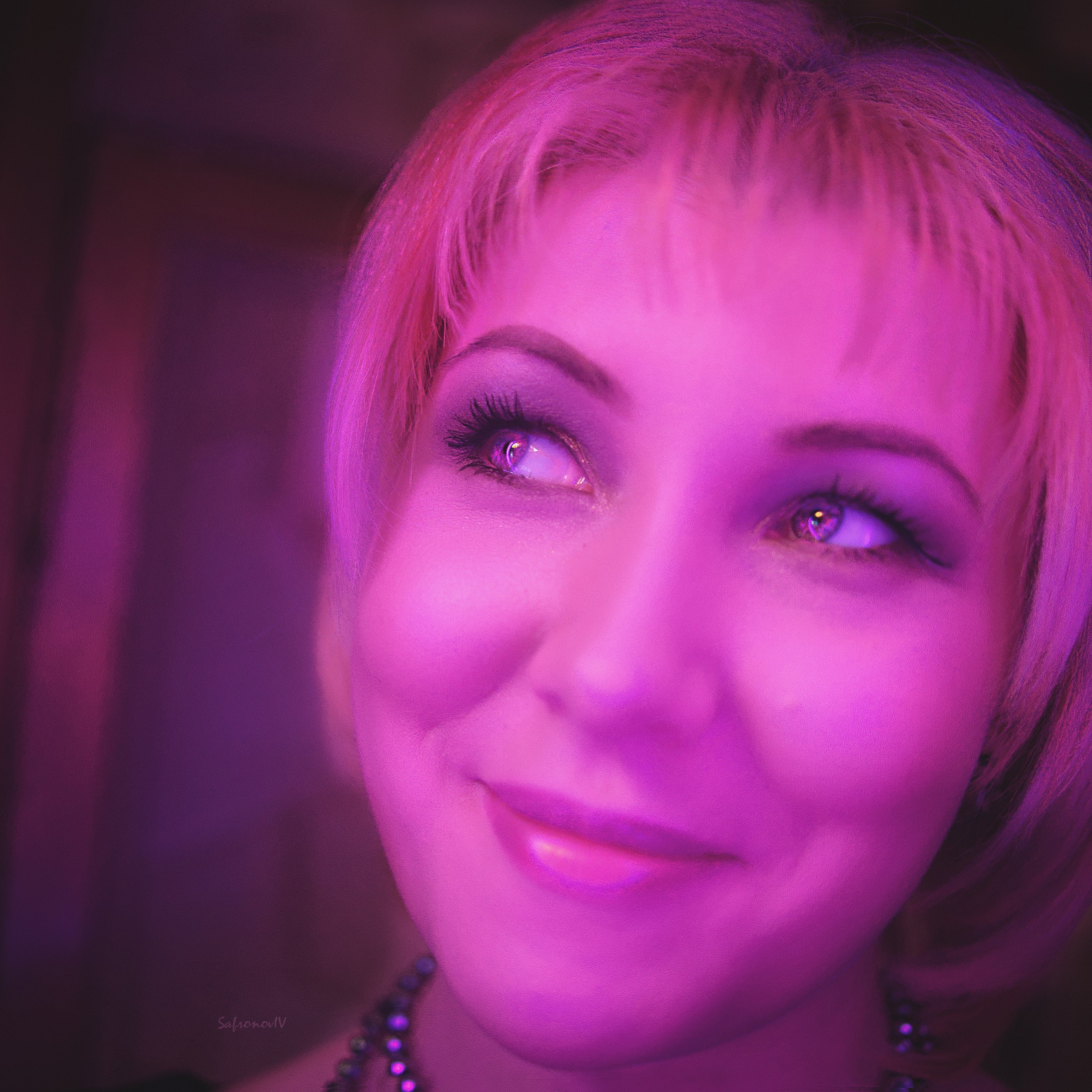 Девушка с фиолетовым освещением. крупный портрет
