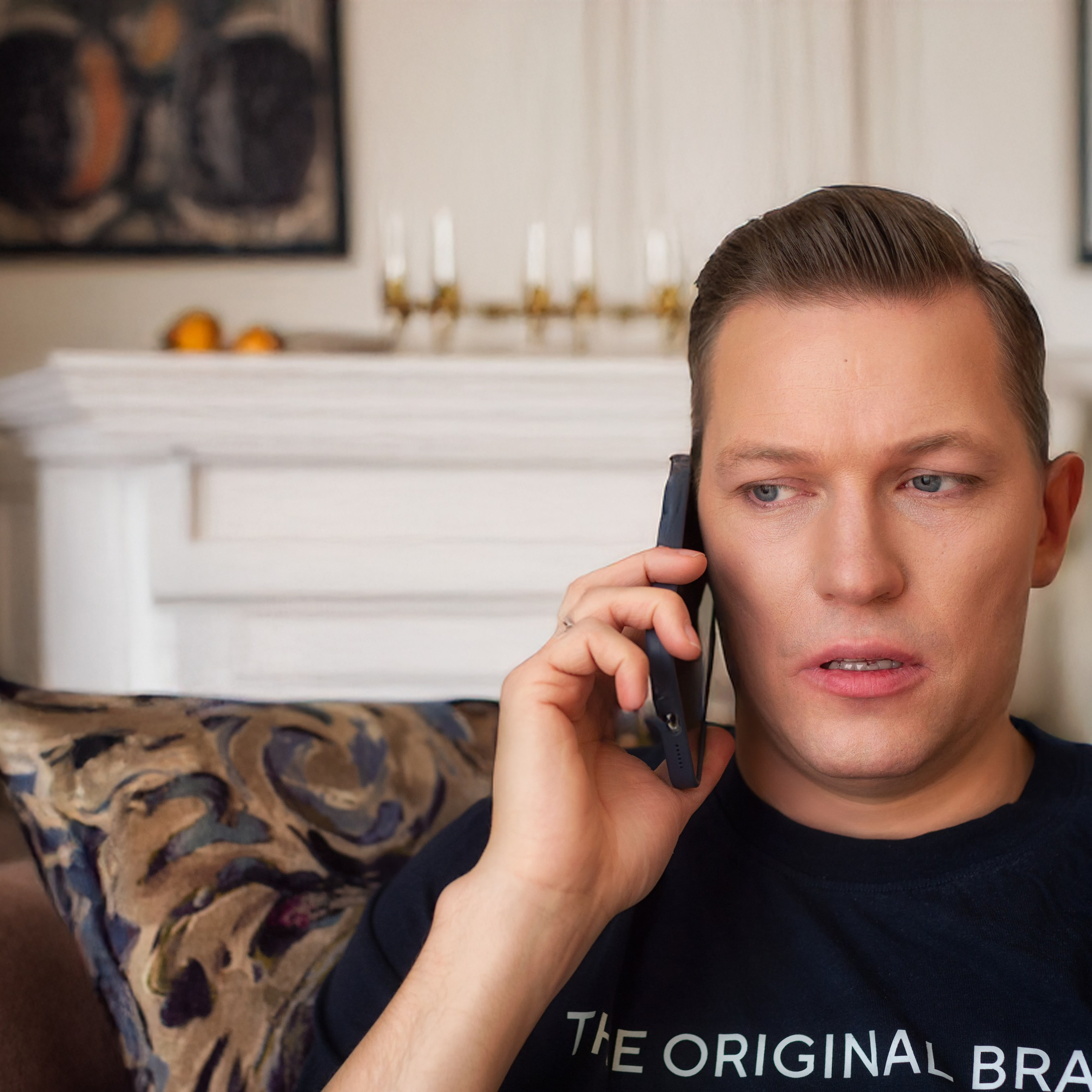 Мужчина в зале говорит по телефону