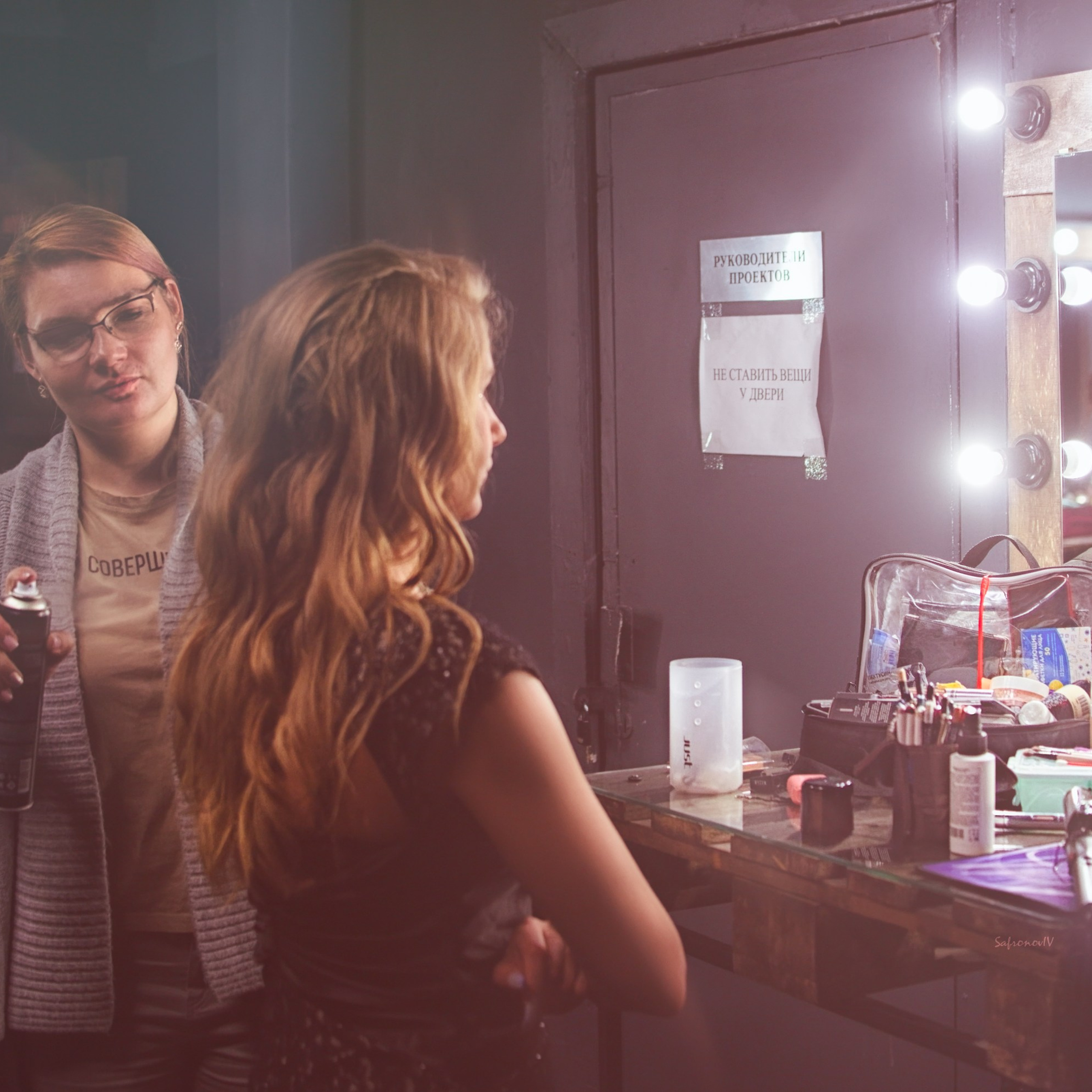 Визажист готовит модель к съемке